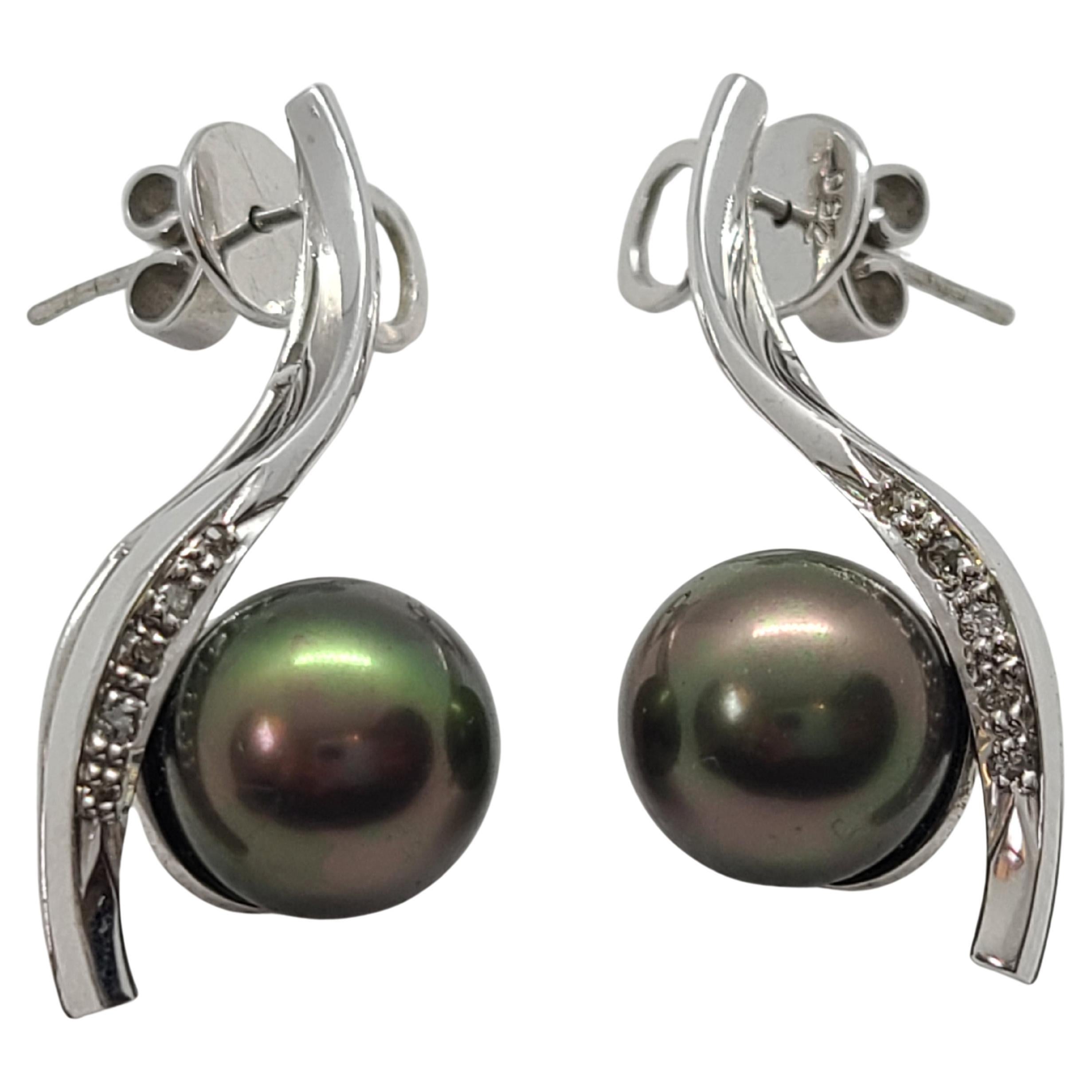 Orecchini in oro bianco 18 carati con perle nere stile Tahiti e diamanti
