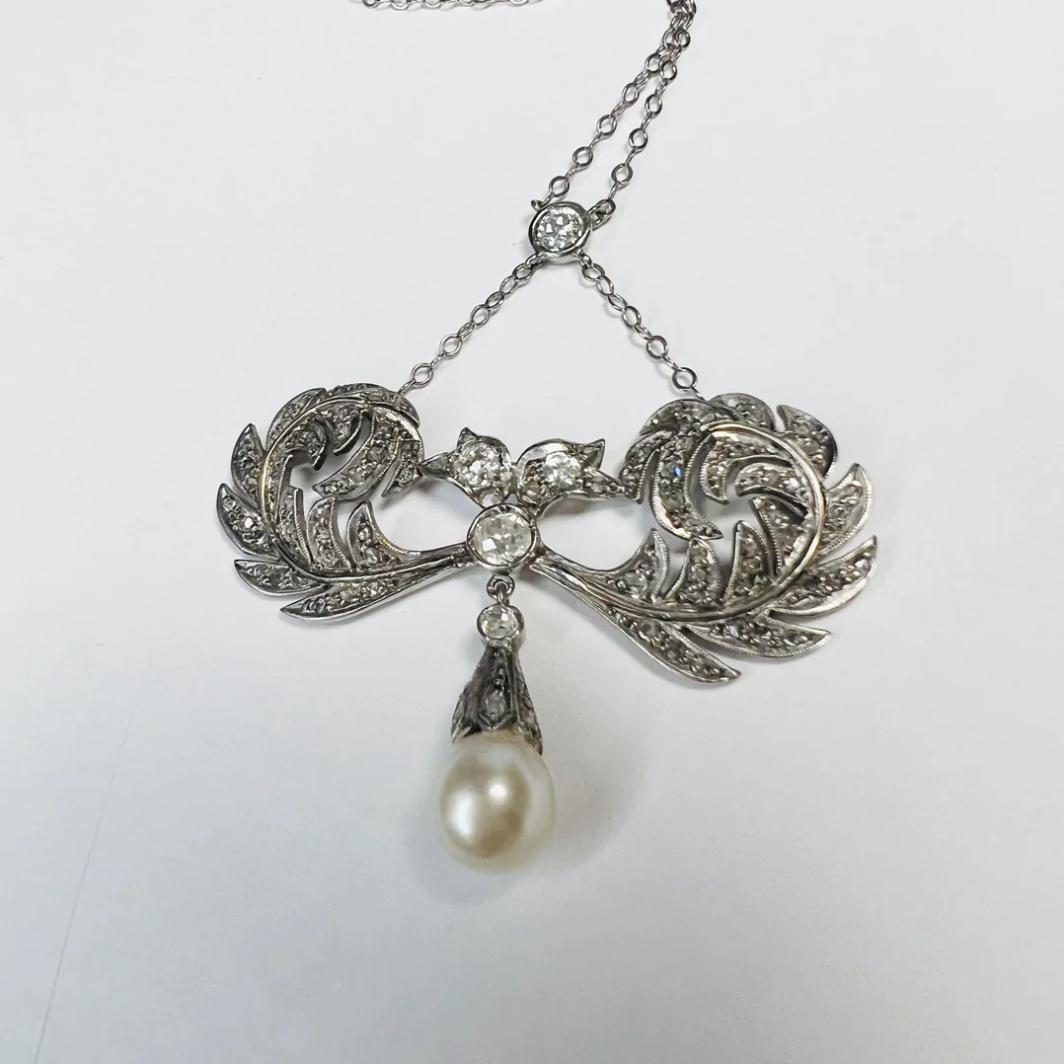 Vorstellen einer,

Antike Edwardian Perle und Diamant Lariat Halskette in 18K Weißgold gemacht.

Die Diamanten und Perlen sind natürlich und werden in der Erde abgebaut.

Die Diamanten sind alte Mine geschnitten etwa .60ctw.

Der schwimmende