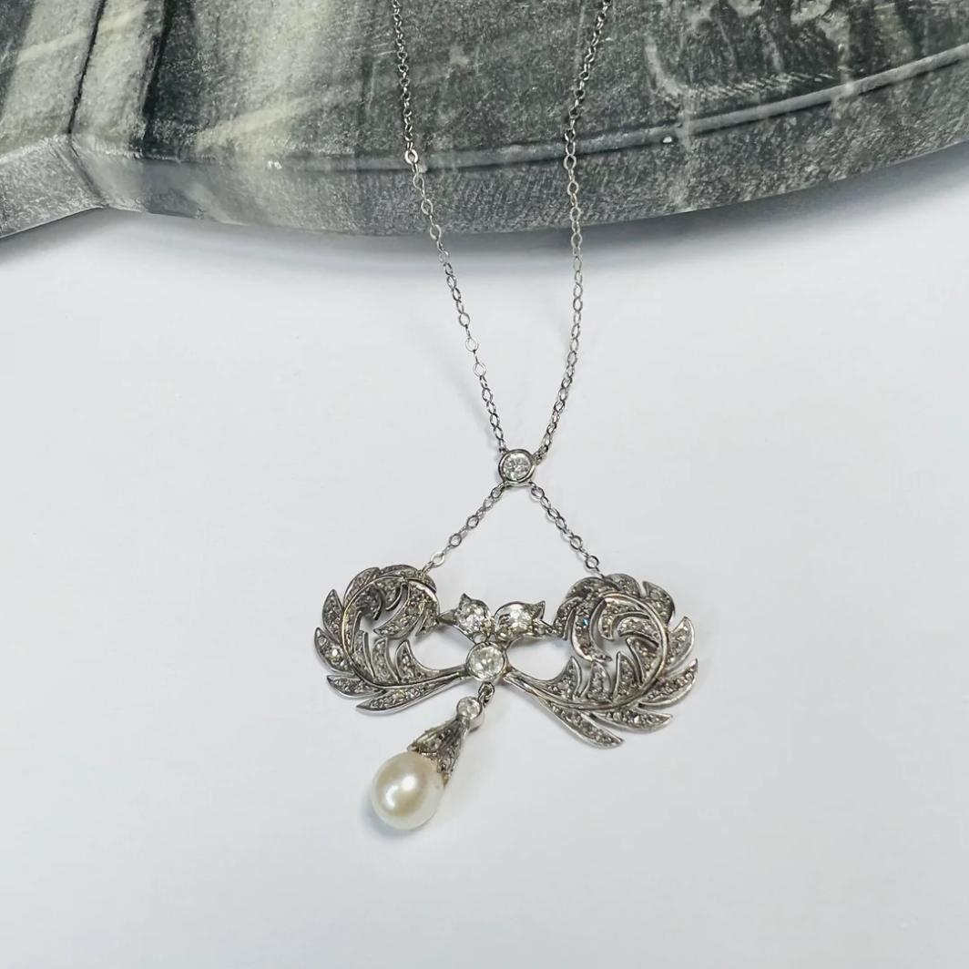 18 Karat Weißgold Edwardianische Lariat-Halskette mit Perlen und Diamanten im alten Minenschliff im Angebot 3