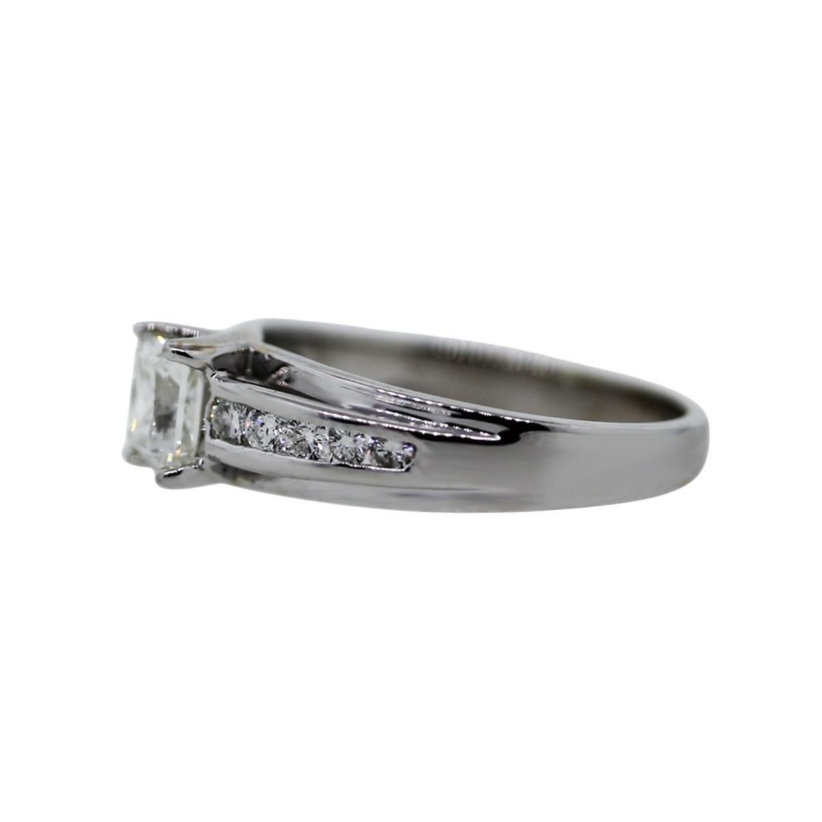 Anello di fidanzamento con diamante taglio principessa in oro bianco 18k certificato EGL da 0,90 carati

Questo splendido anello di fidanzamento con diamante EGL è in ottime condizioni ed è pronto per essere spedito!

Stile: Anello di