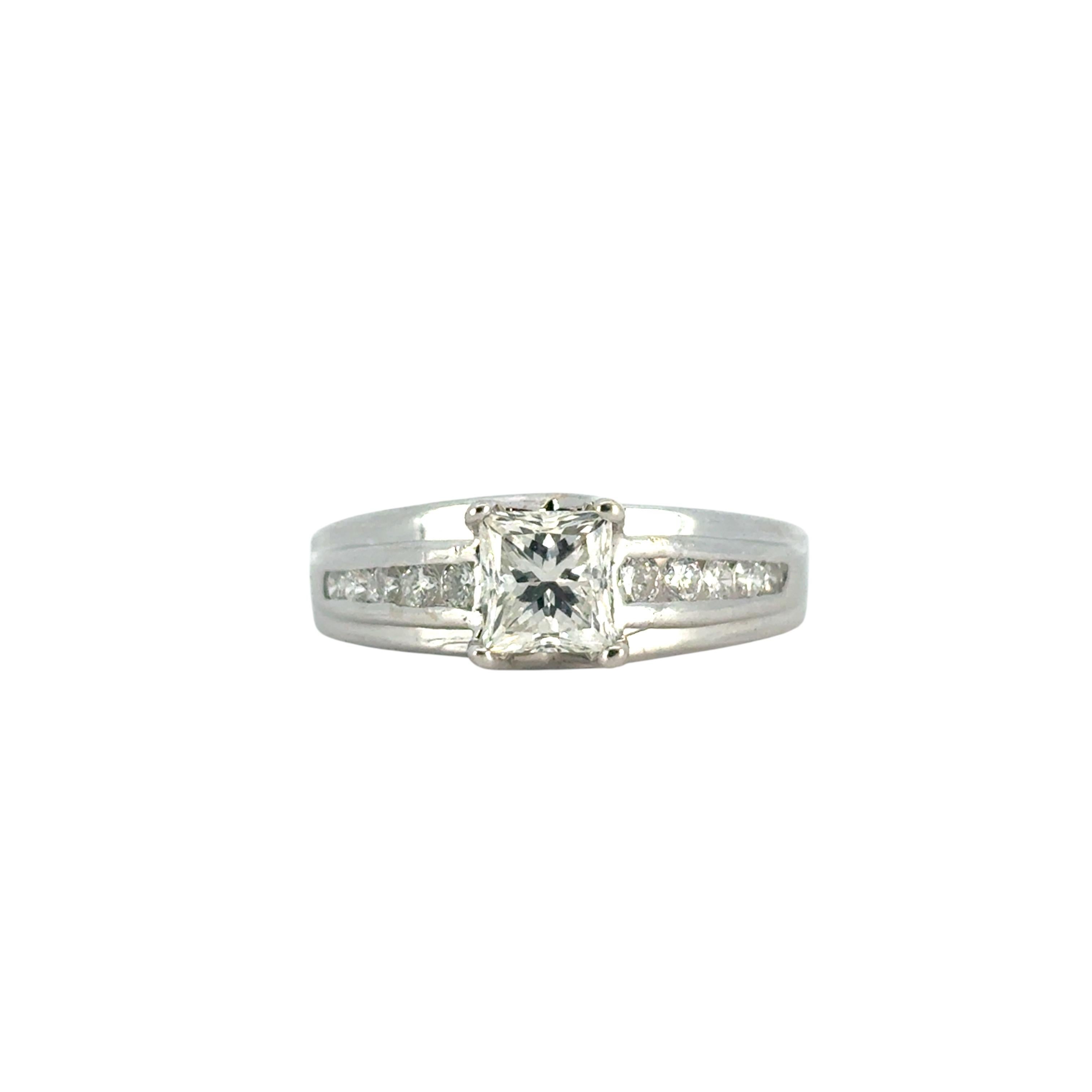 Anello di fidanzamento con diamante taglio principessa in oro bianco 18k certificato EGL da 0,90 carati in vendita 1
