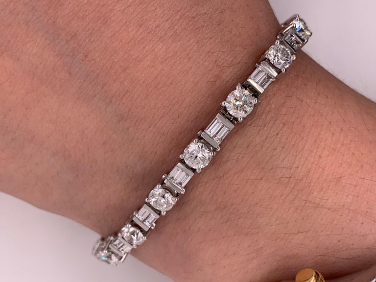 18 Karat White Gold Elegant Diamond Tennis Bracelet In New Condition For Sale In New York, NY