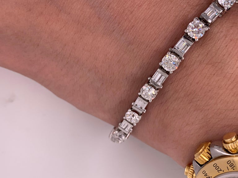Women's 18 Karat White Gold Elegant Diamond Tennis Bracelet For Sale