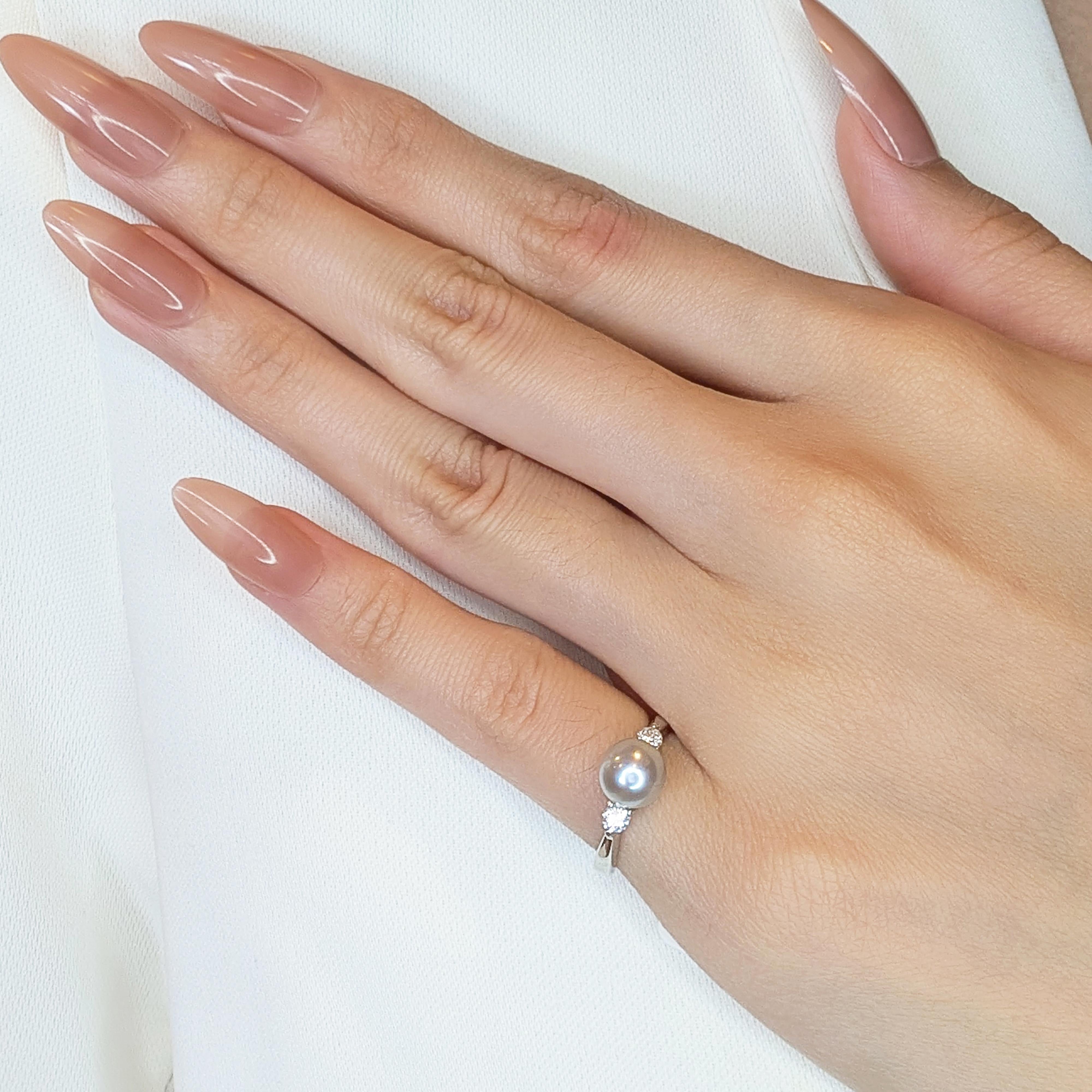 18 Karat Weißgold Eleganter Perlenring mit seitlichen Diamanten im Angebot 2