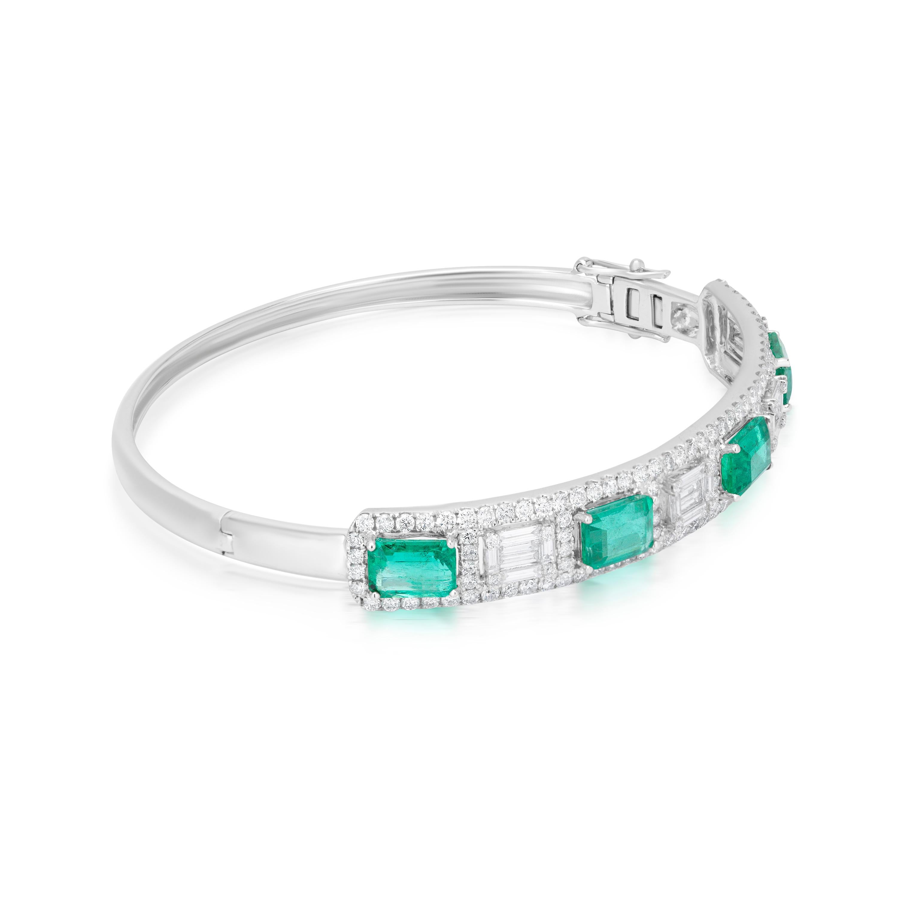 Nigaam 4.42 Cts Emerald and 2.94 Cts. Diamond Bangle in 18K White Gold In New Condition In New York, NY