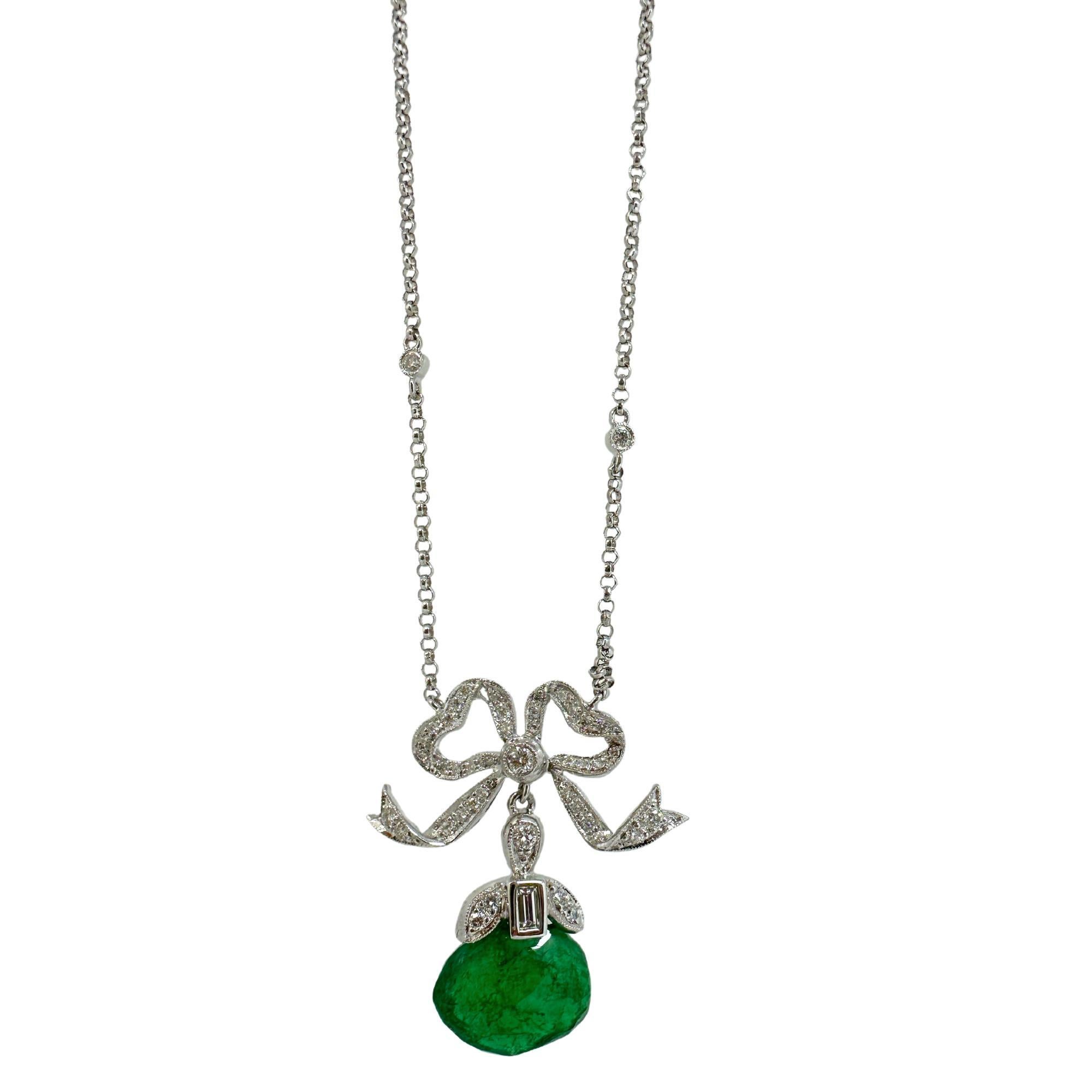 Collana a fiocco con smeraldi e diamanti in oro bianco 18 carati
Condit: In buone condizioni, con qualche lieve usura superficiale dovuta all'età.
Lunghezza: catena da 15 pollici, ciondolo da 1,25 pollici
Marcature: 