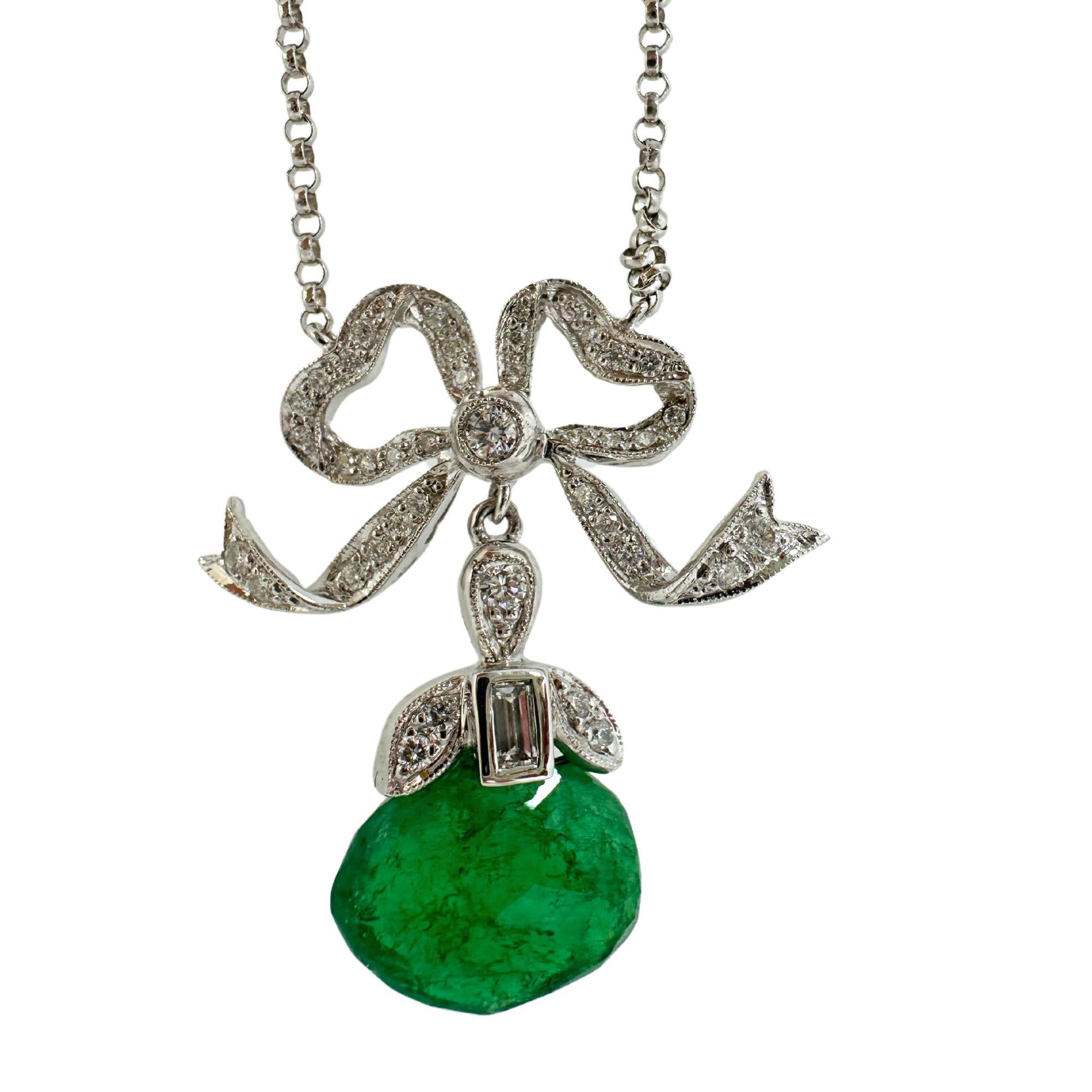 Collana a fiocco con smeraldi e diamanti in oro bianco 18 carati In condizioni buone in vendita a New York, NY