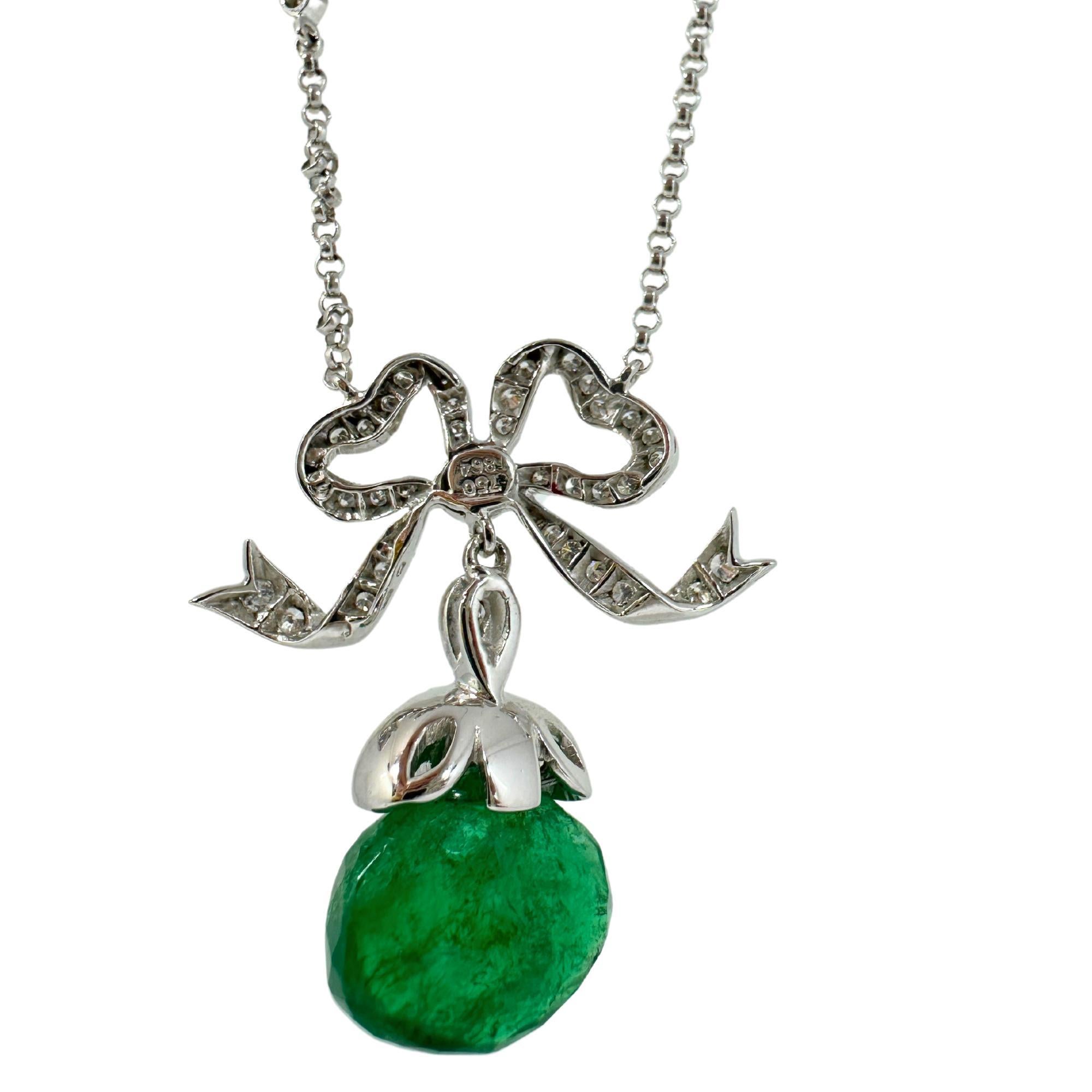 Collana a fiocco con smeraldi e diamanti in oro bianco 18 carati in vendita 1