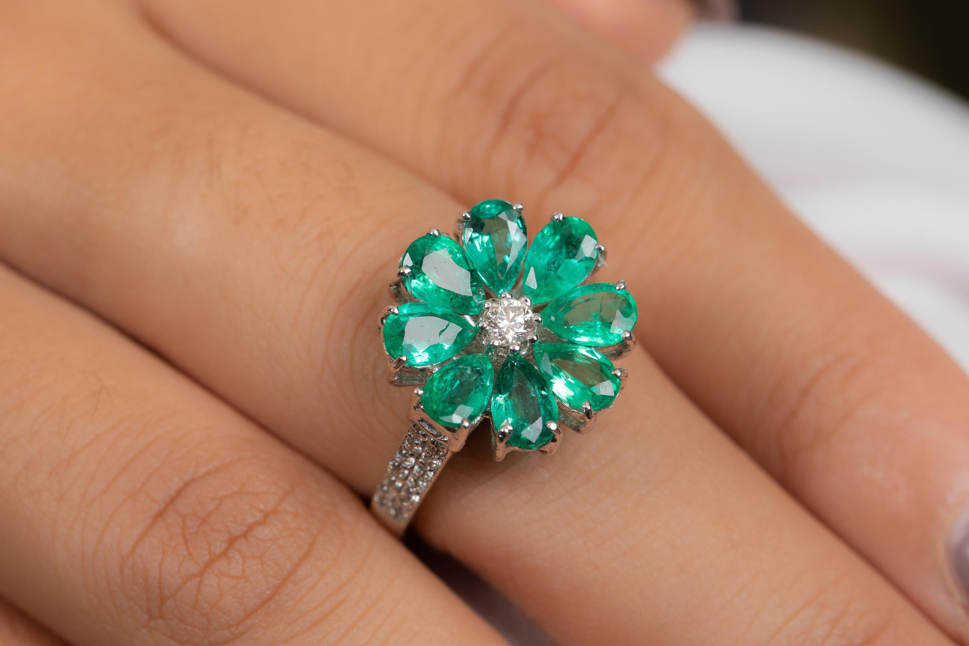 For Sale:  18K White Gold Emerald Flower Ring for Women 2
