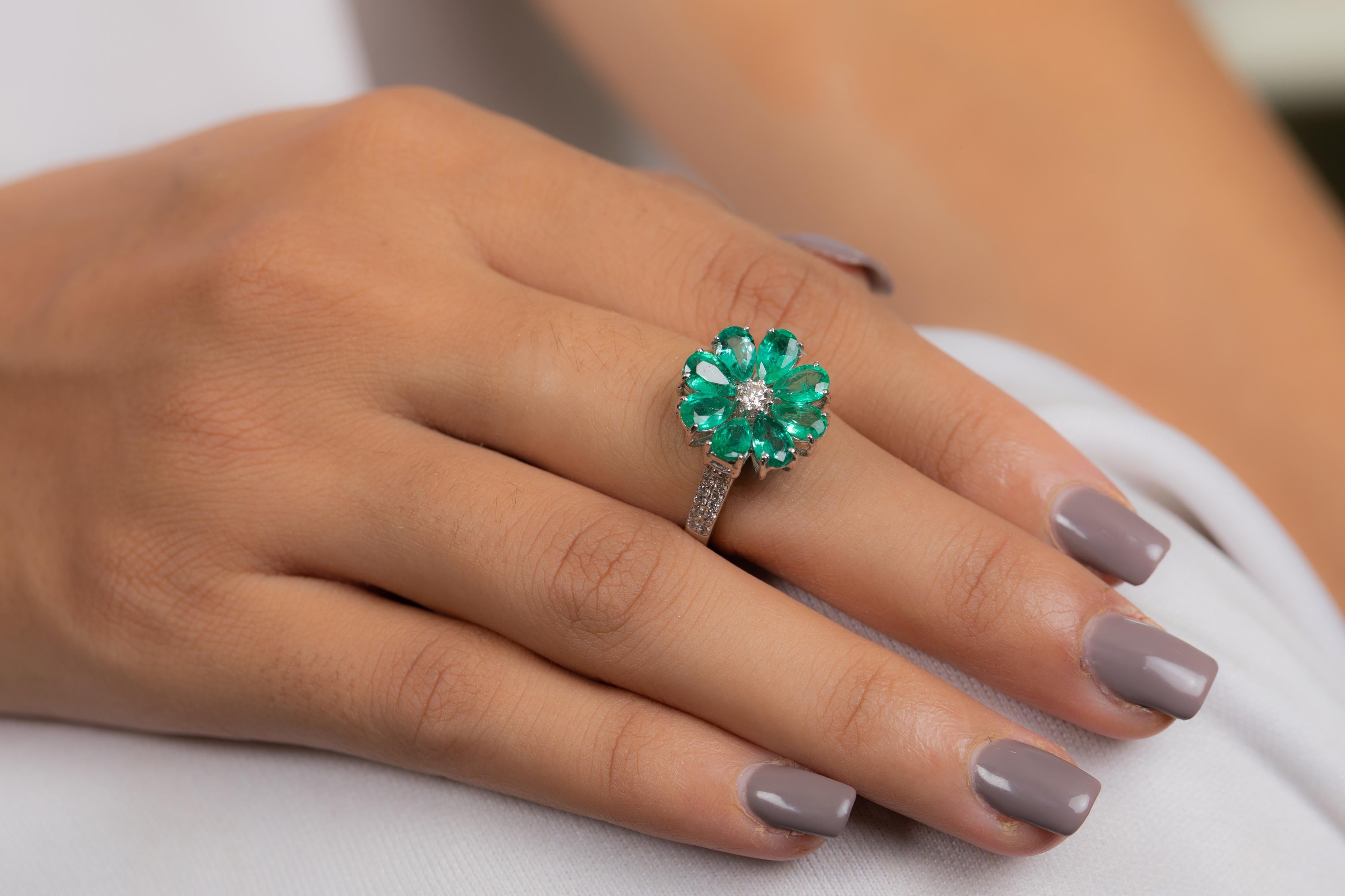 For Sale:  18K White Gold Emerald Flower Ring for Women 4