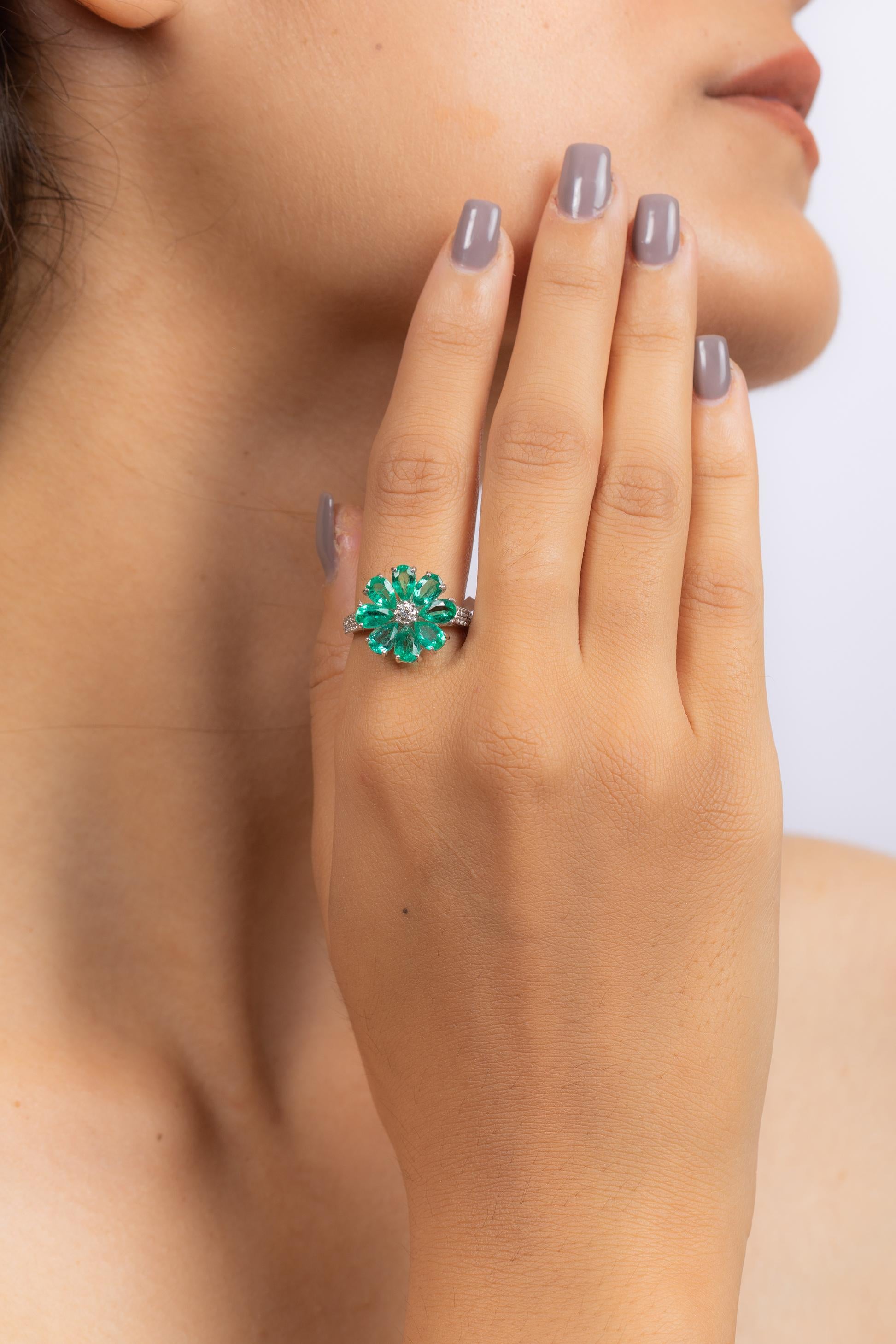 For Sale:  18K White Gold Emerald Flower Ring for Women 6