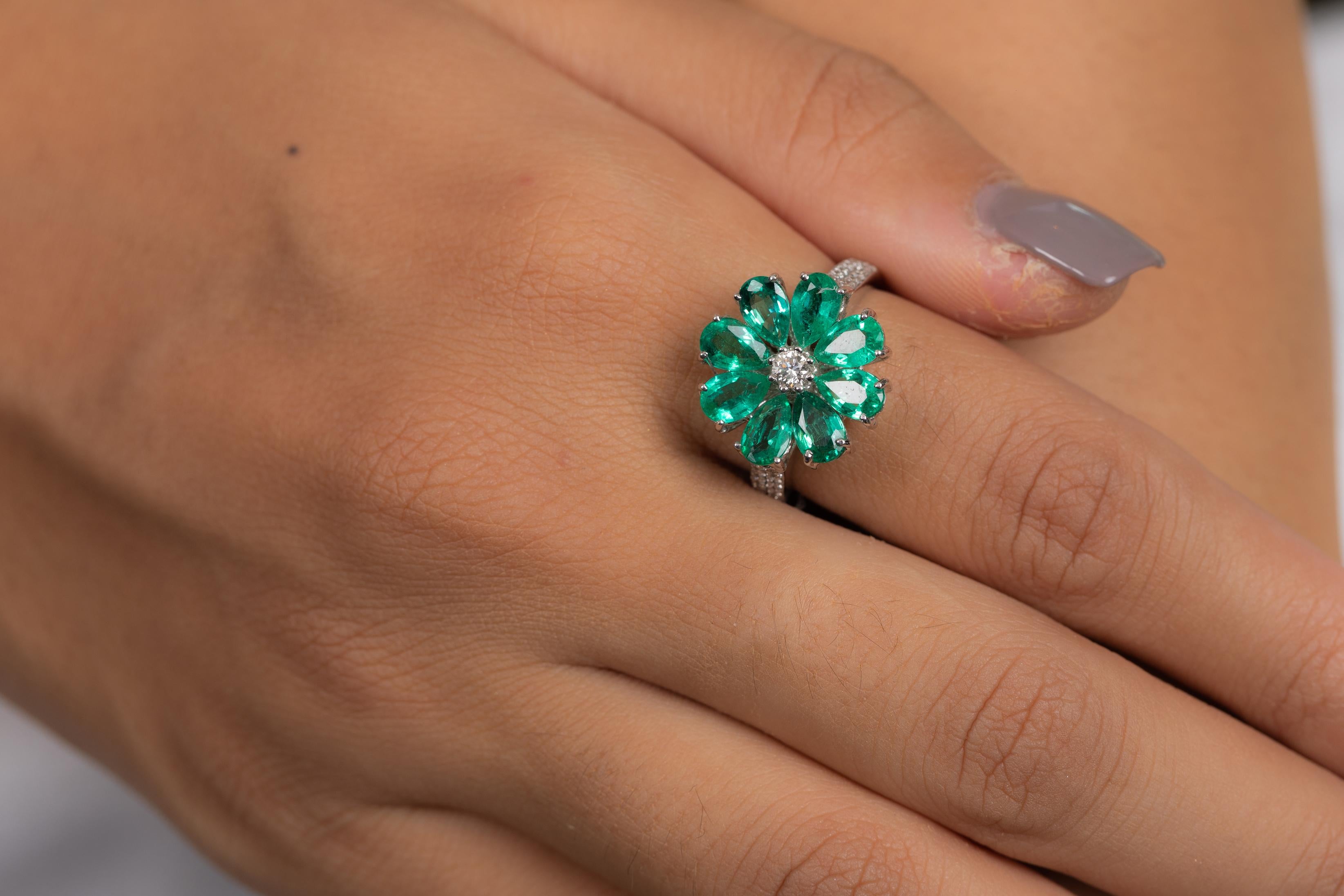 For Sale:  18K White Gold Emerald Flower Ring for Women 8