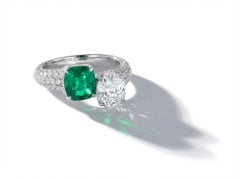 Anello Cocktail con smeraldo e diamanti in oro bianco 18K, 2,55 carati totali