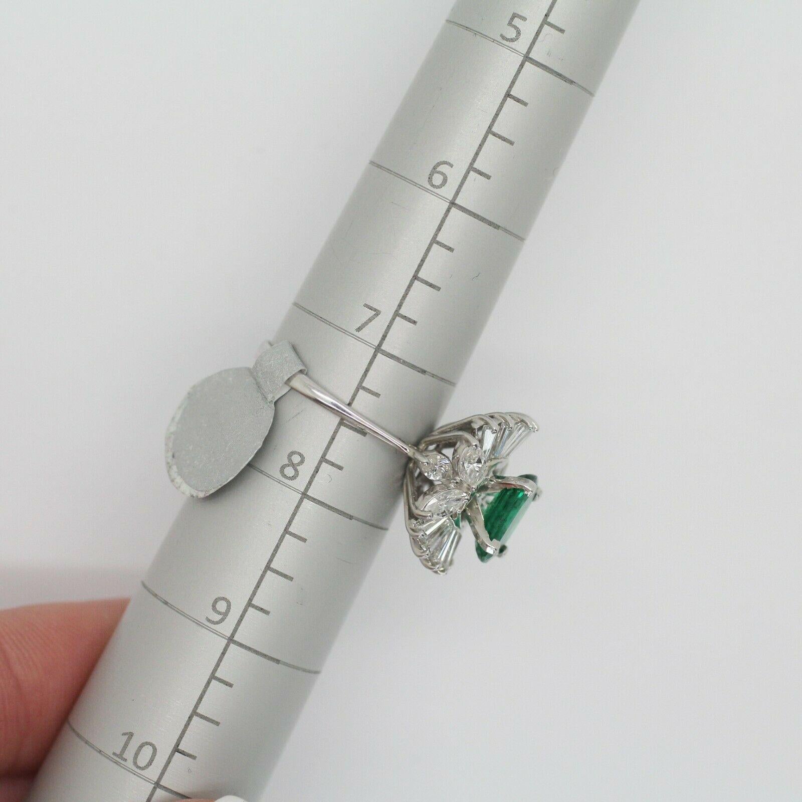 18k White Gold Emerald and Diamond Cocktail Ring In New Condition For Sale In Los Angeles, CA