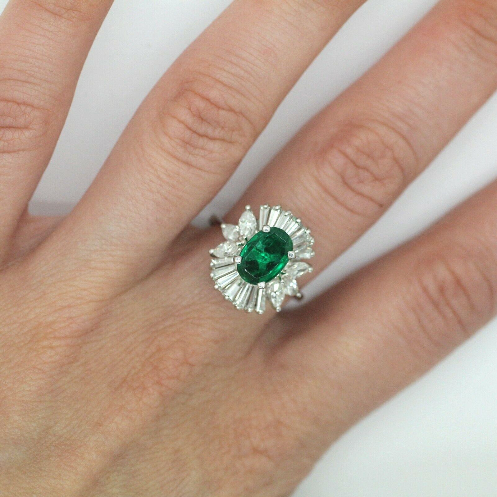 18k White Gold Emerald and Diamond Cocktail Ring For Sale 1