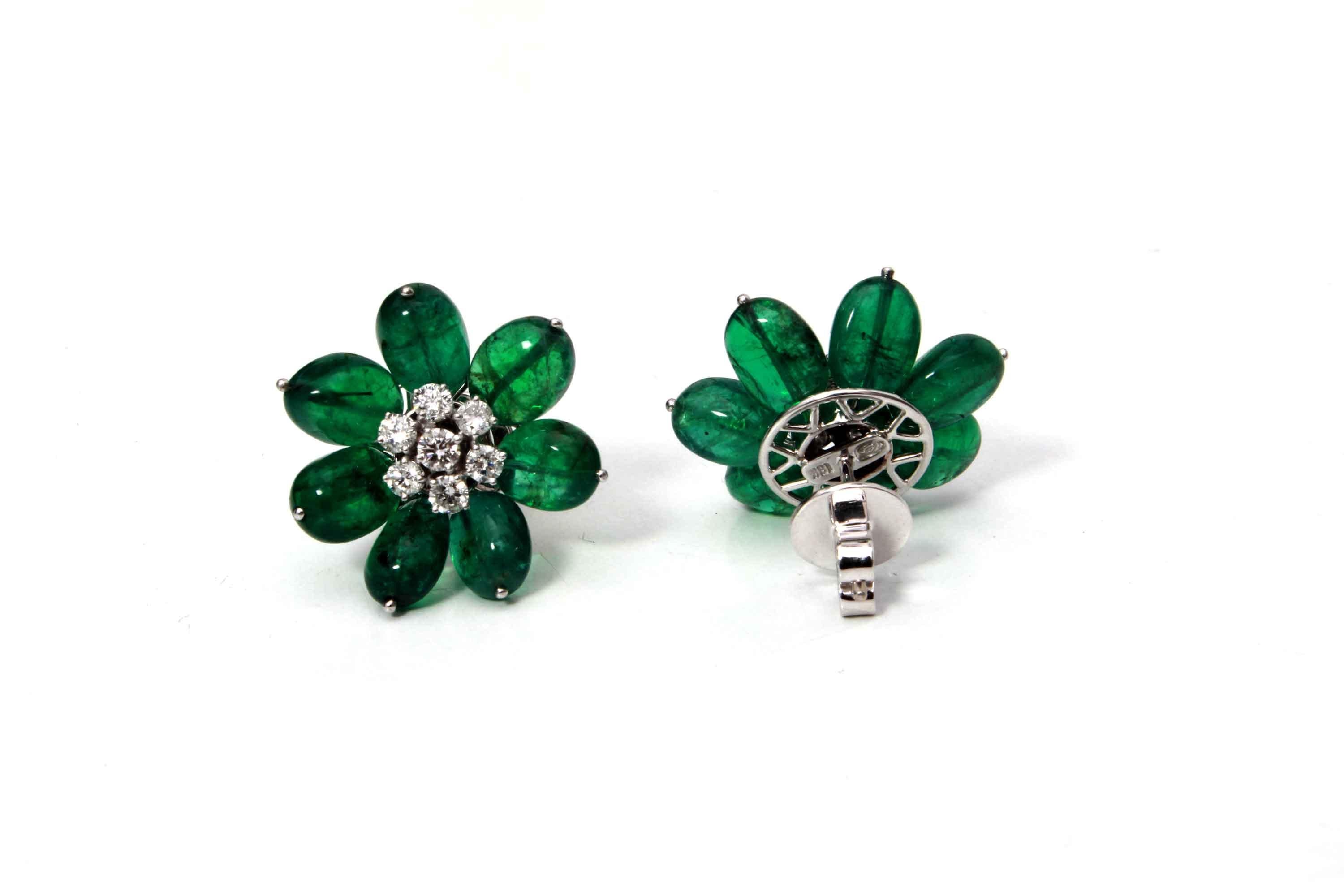 18K White Gold Emerald and Diamond Earrings In New Condition For Sale In New York, NY