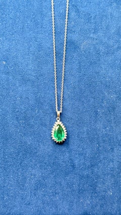 Collar con colgante de oro blanco de 18 quilates, esmeralda y halo de diamantes, 4,13 quilates, Laurenti