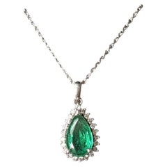 Collar con colgante de oro blanco de 18 quilates, esmeralda y halo de diamantes, 4,13 quilates, Laurenti
