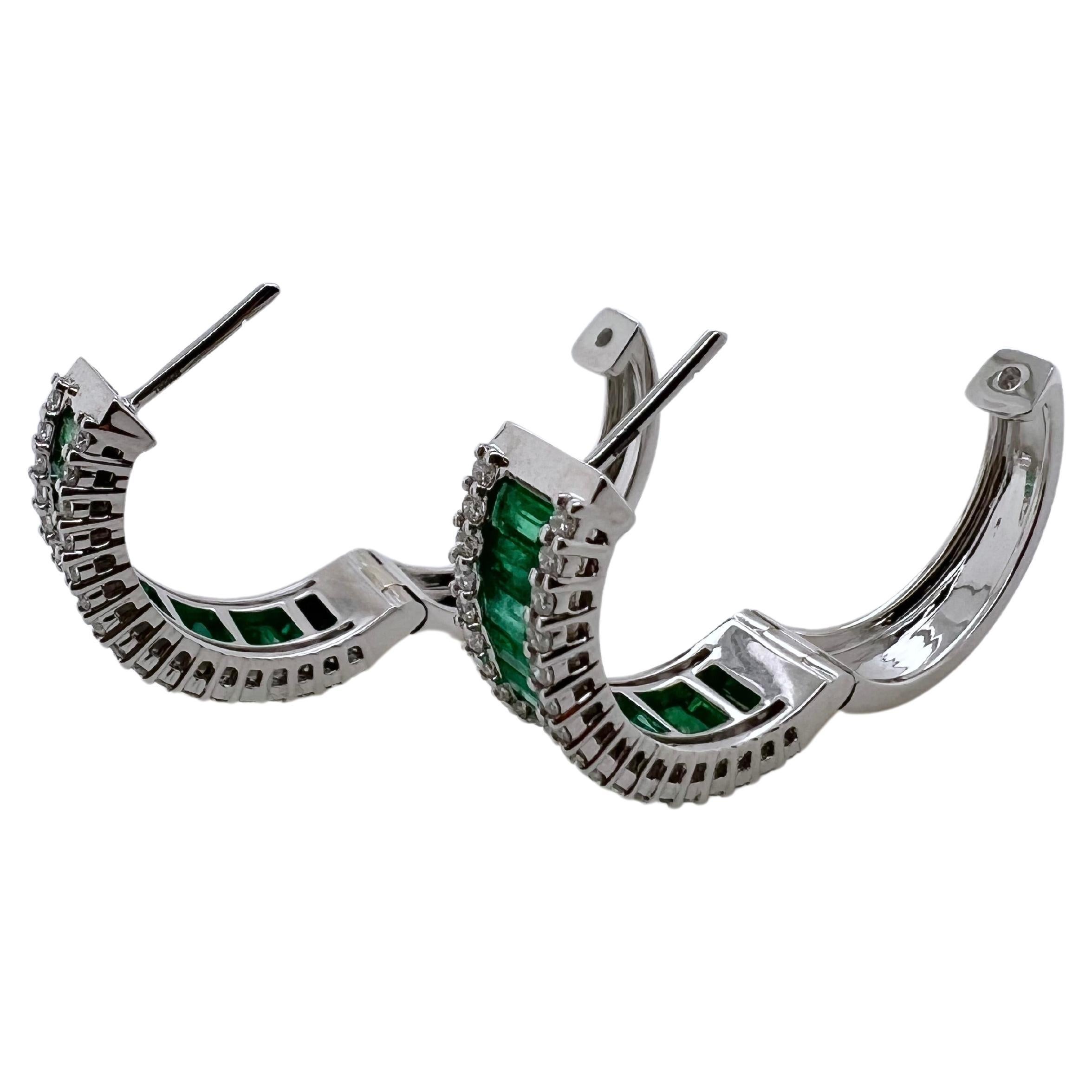 These gorgeous emerald hoop earrings are set in 18k white gold with round brilliant diamonds on the shoulders.  The emerald stand out against the white gold and are perfect for the smart casual look!


Stone: Emerald 3.97 cts, Baguette
Diamonds: