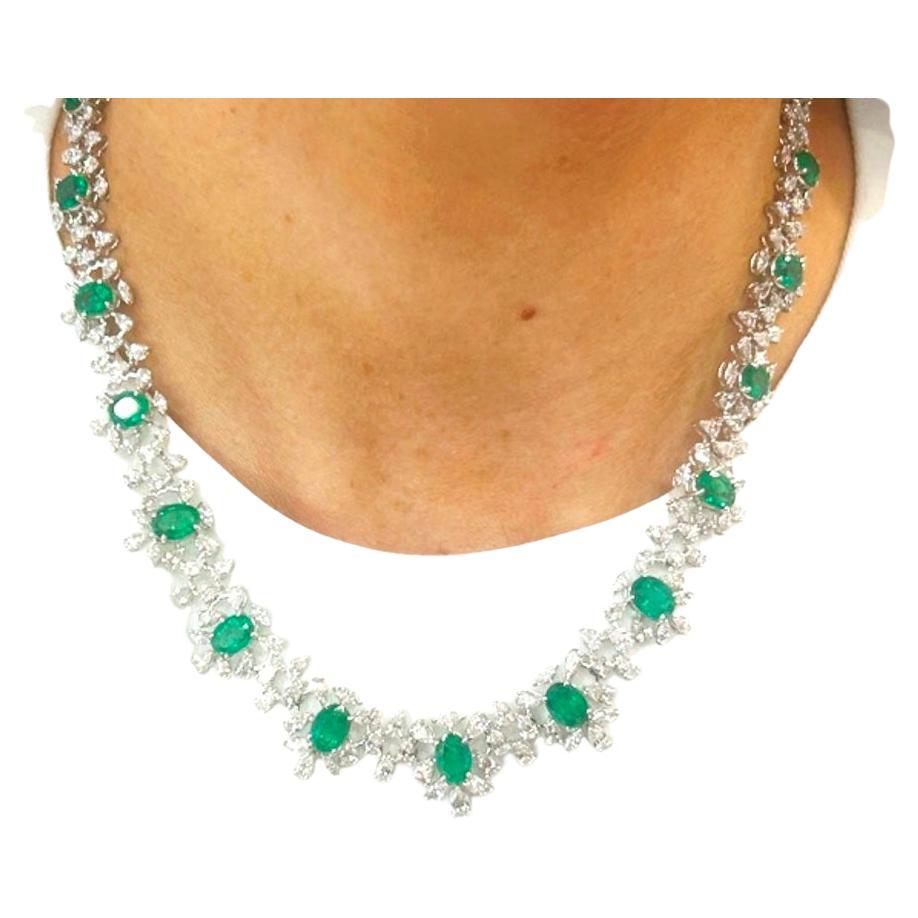 Taille Marquise Collier d'émeraudes et de diamants en or blanc 18K d'un poids total de 21,45 carats en vente