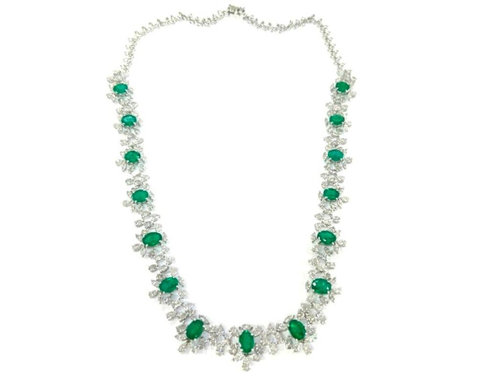 Collier d'émeraudes et de diamants en or blanc 18K d'un poids total de 21,45 carats en vente 1