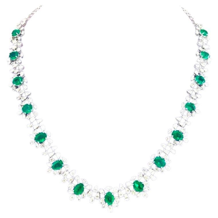Collier d'émeraudes et de diamants en or blanc 18K d'un poids total de 21,45 carats en vente