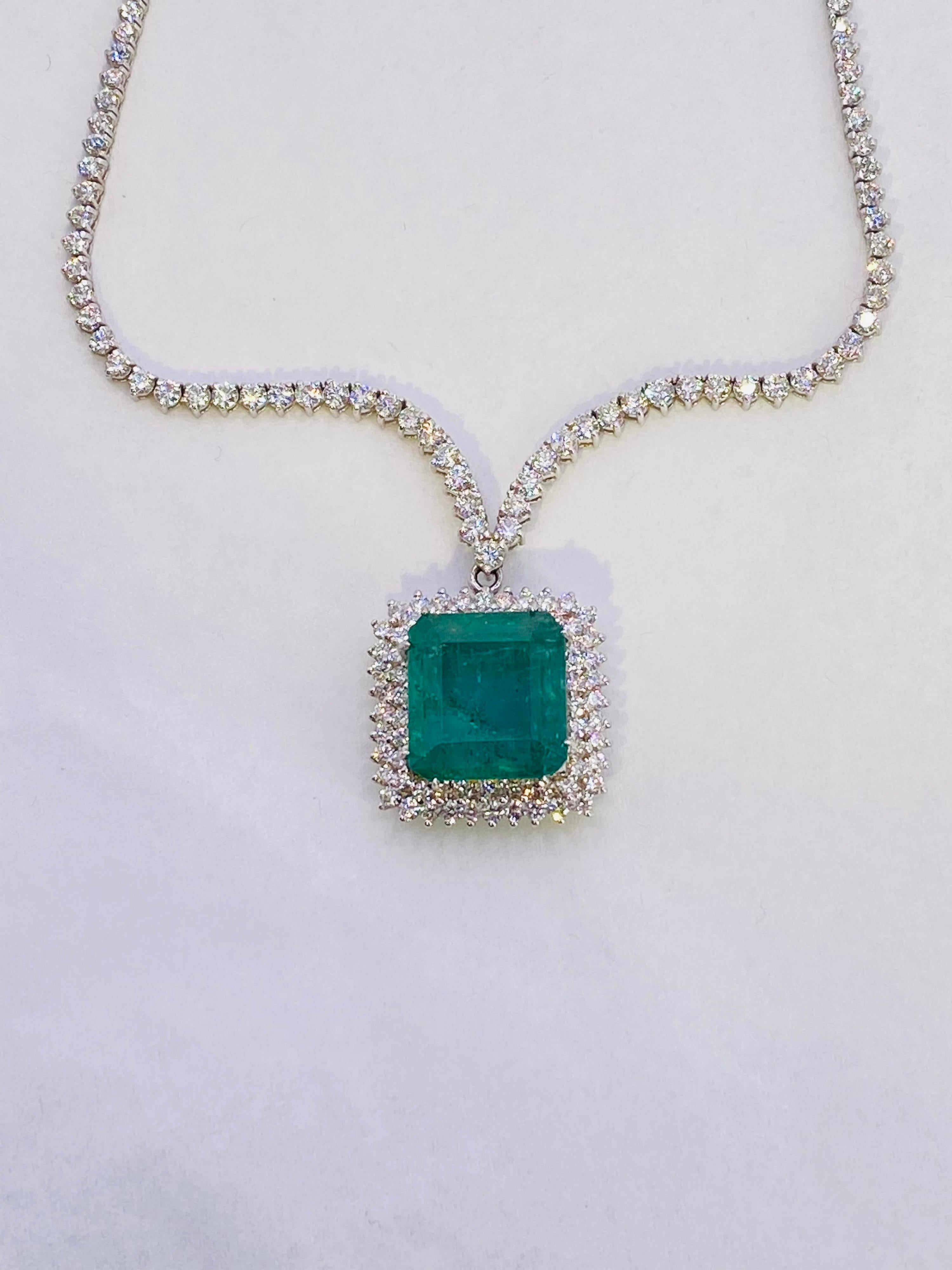 17.00 Karat Smaragd und Diamant Weißgold Halskette im Angebot 4
