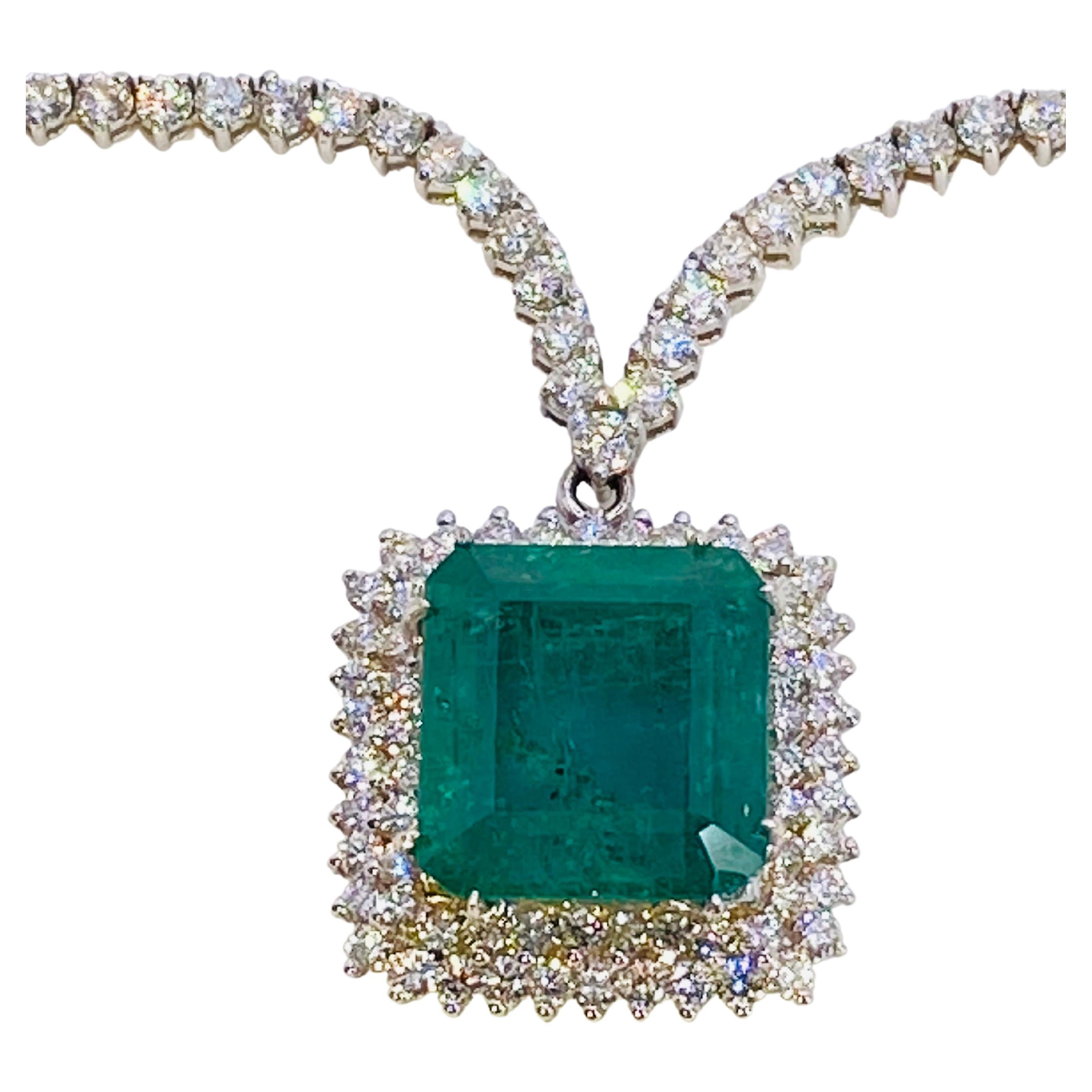 halskette aus 18 Karat Weißgold mit 17,00 Karat Smaragd und 10,70 Karat Diamanten (Gesamtgewicht)