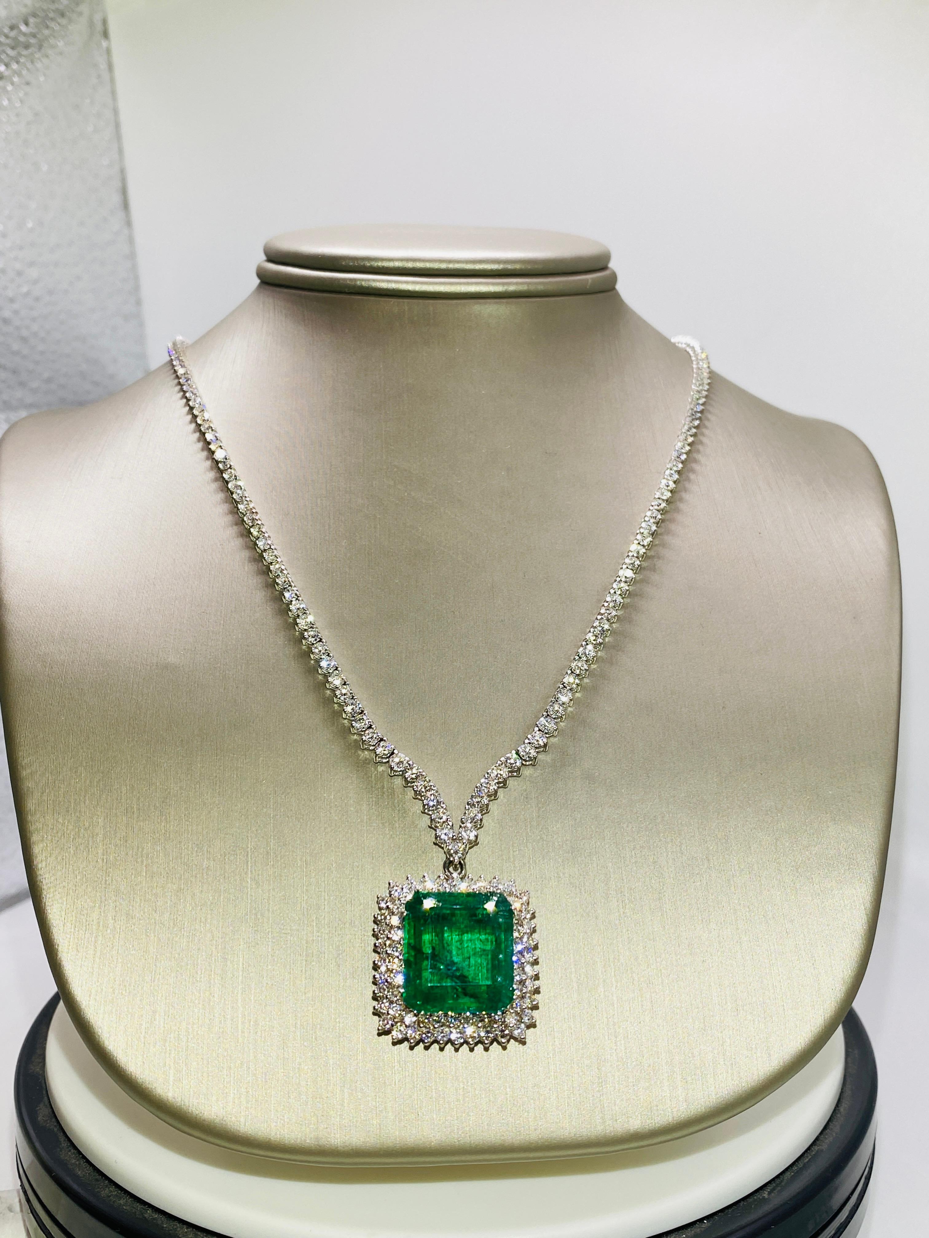 17.00 Karat Smaragd und Diamant Weißgold Halskette (Zeitgenössisch) im Angebot