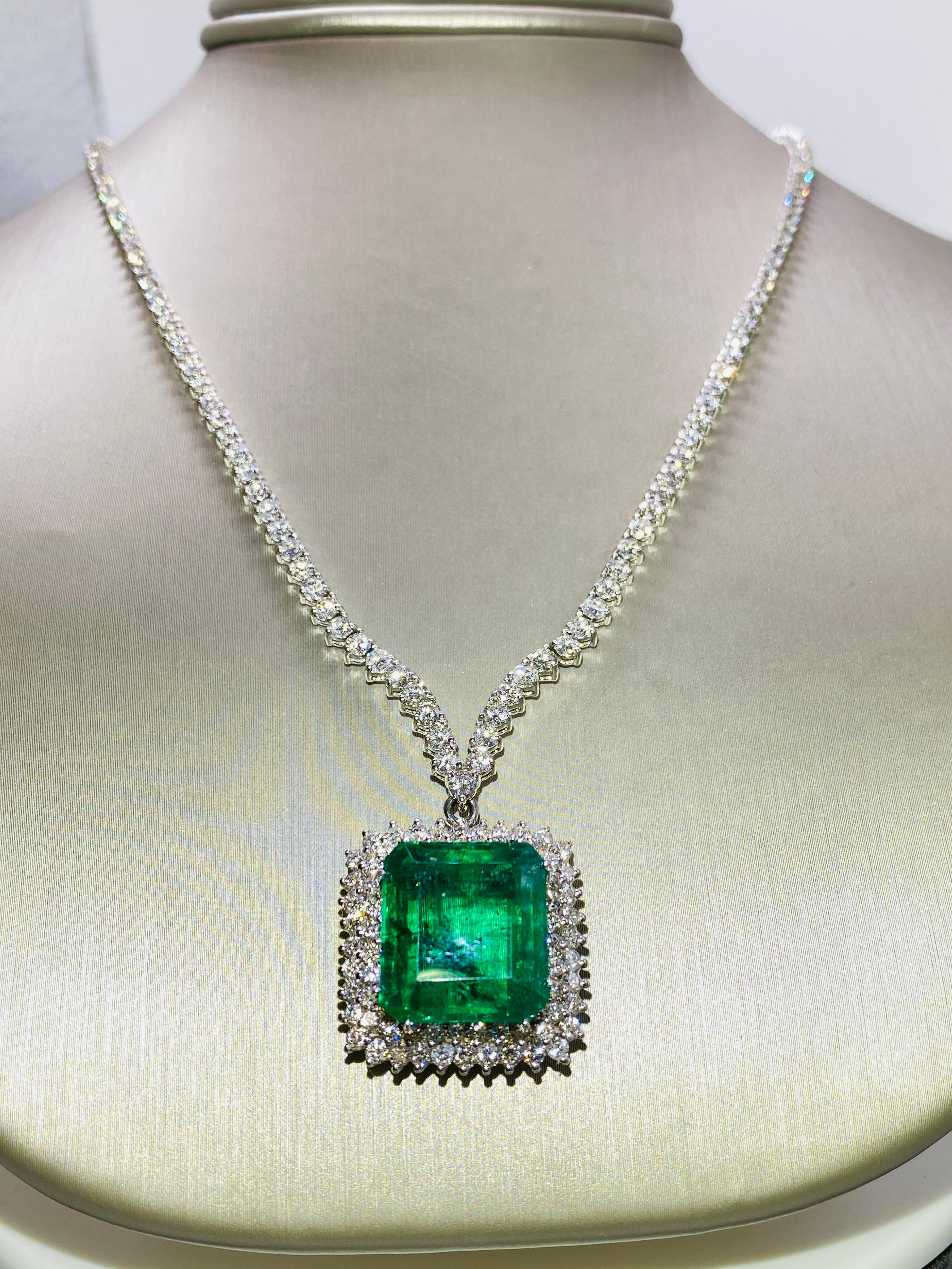 17.00 Karat Smaragd und Diamant Weißgold Halskette (Smaragdschliff) im Angebot