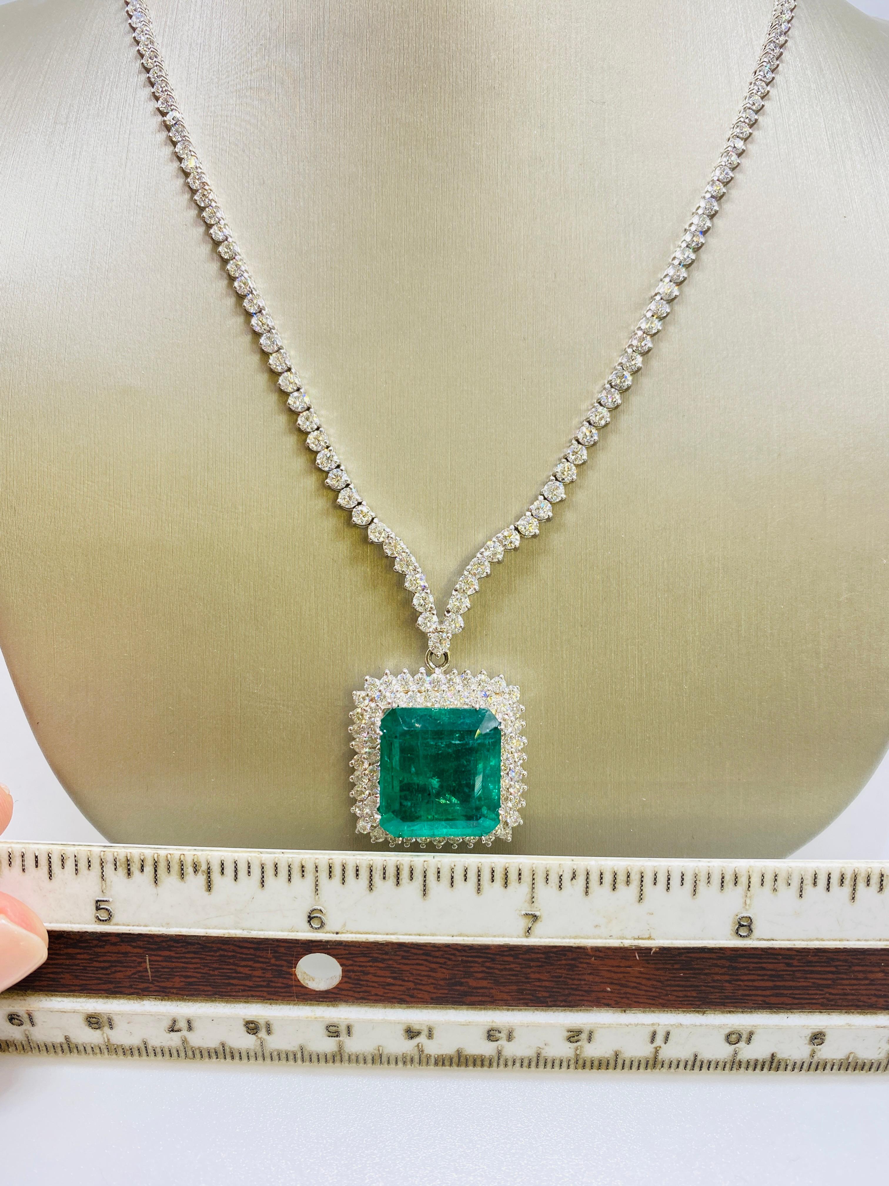 17.00 Karat Smaragd und Diamant Weißgold Halskette im Zustand „Gut“ im Angebot in DALLAS, TX