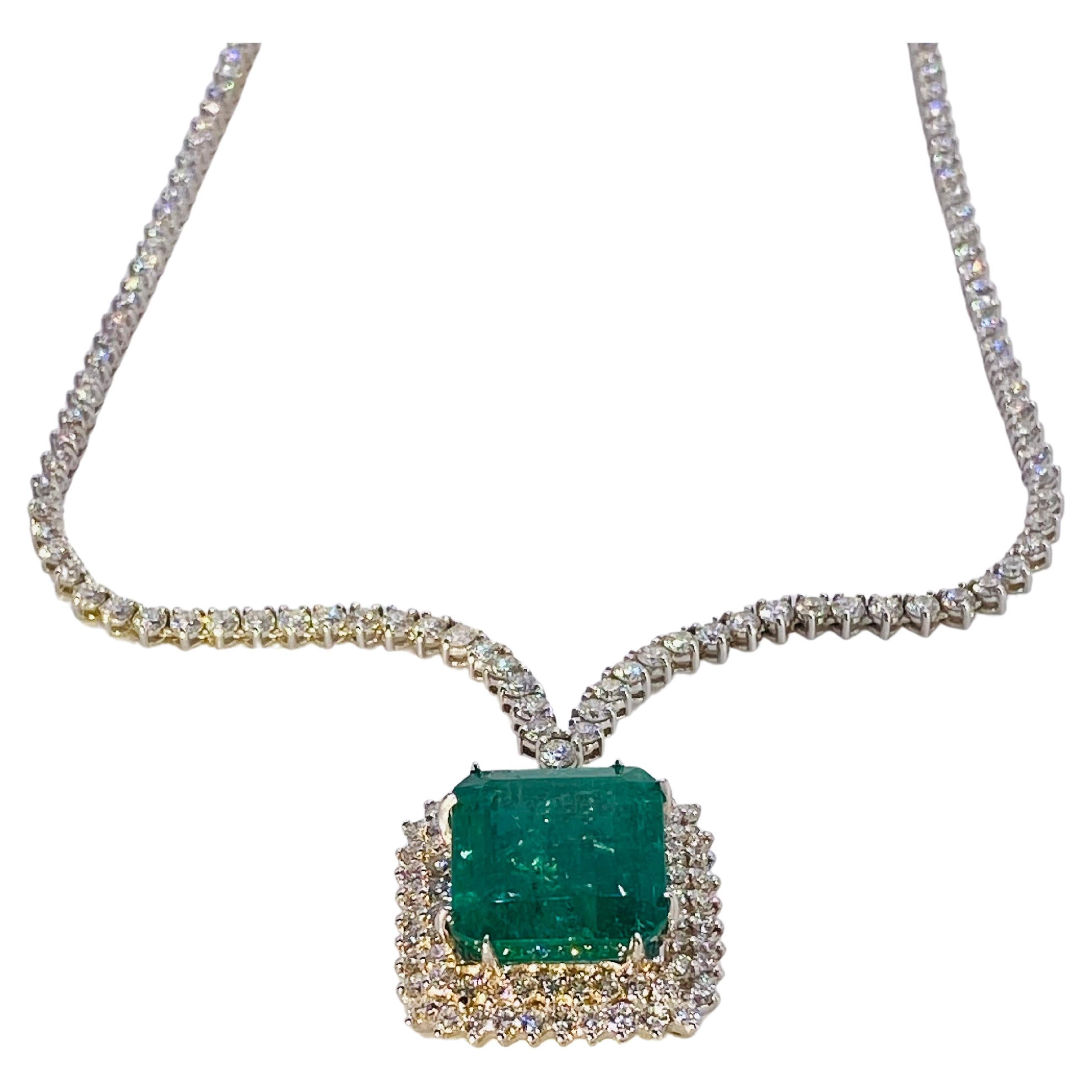 17.00 Karat Smaragd und Diamant Weißgold Halskette im Angebot 1