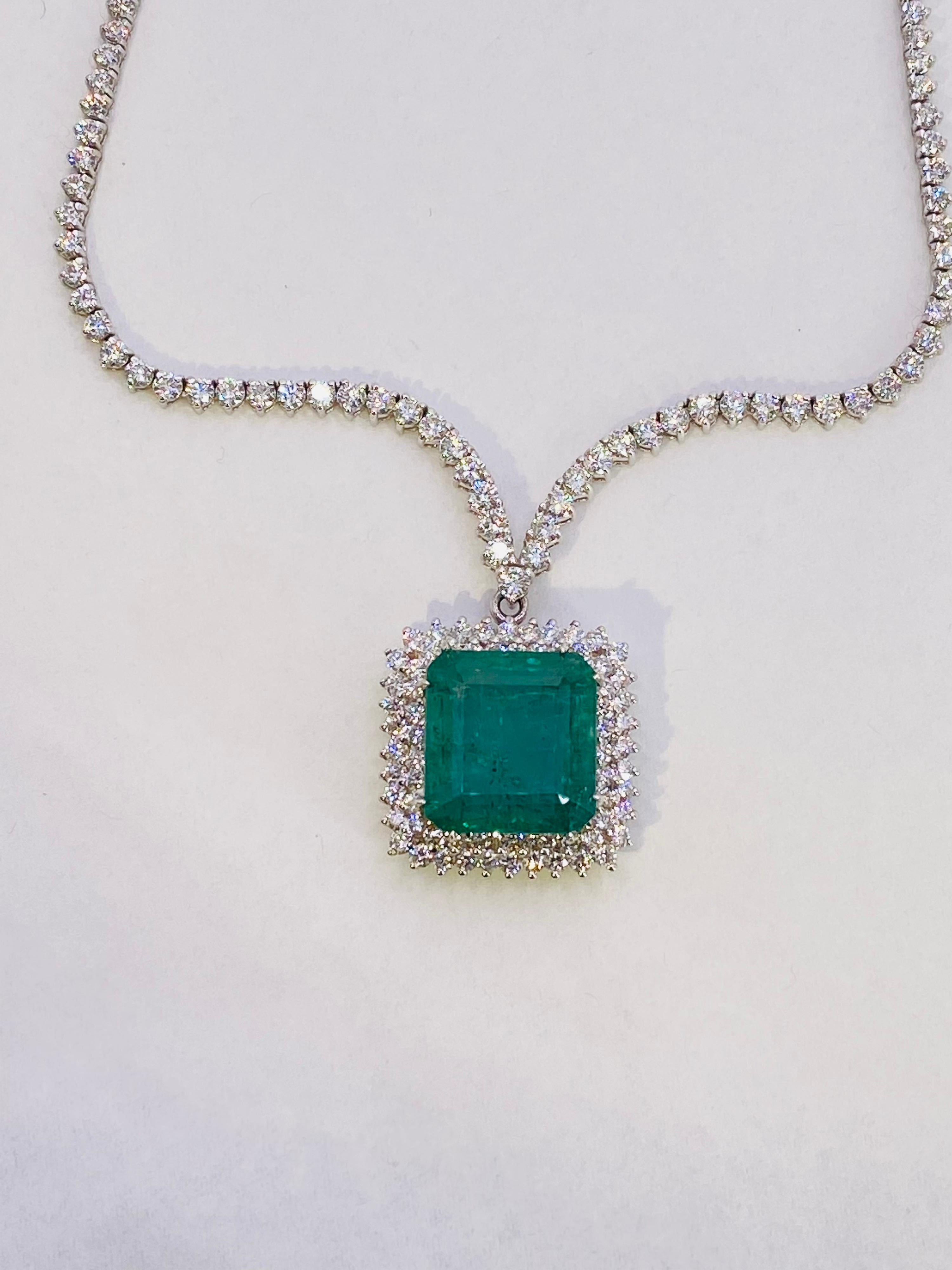 17.00 Karat Smaragd und Diamant Weißgold Halskette im Angebot 2