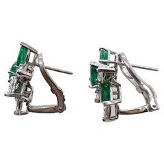 Boucles d'oreilles grappe en or blanc 18 carats avec émeraudes et diamants en forme de poire