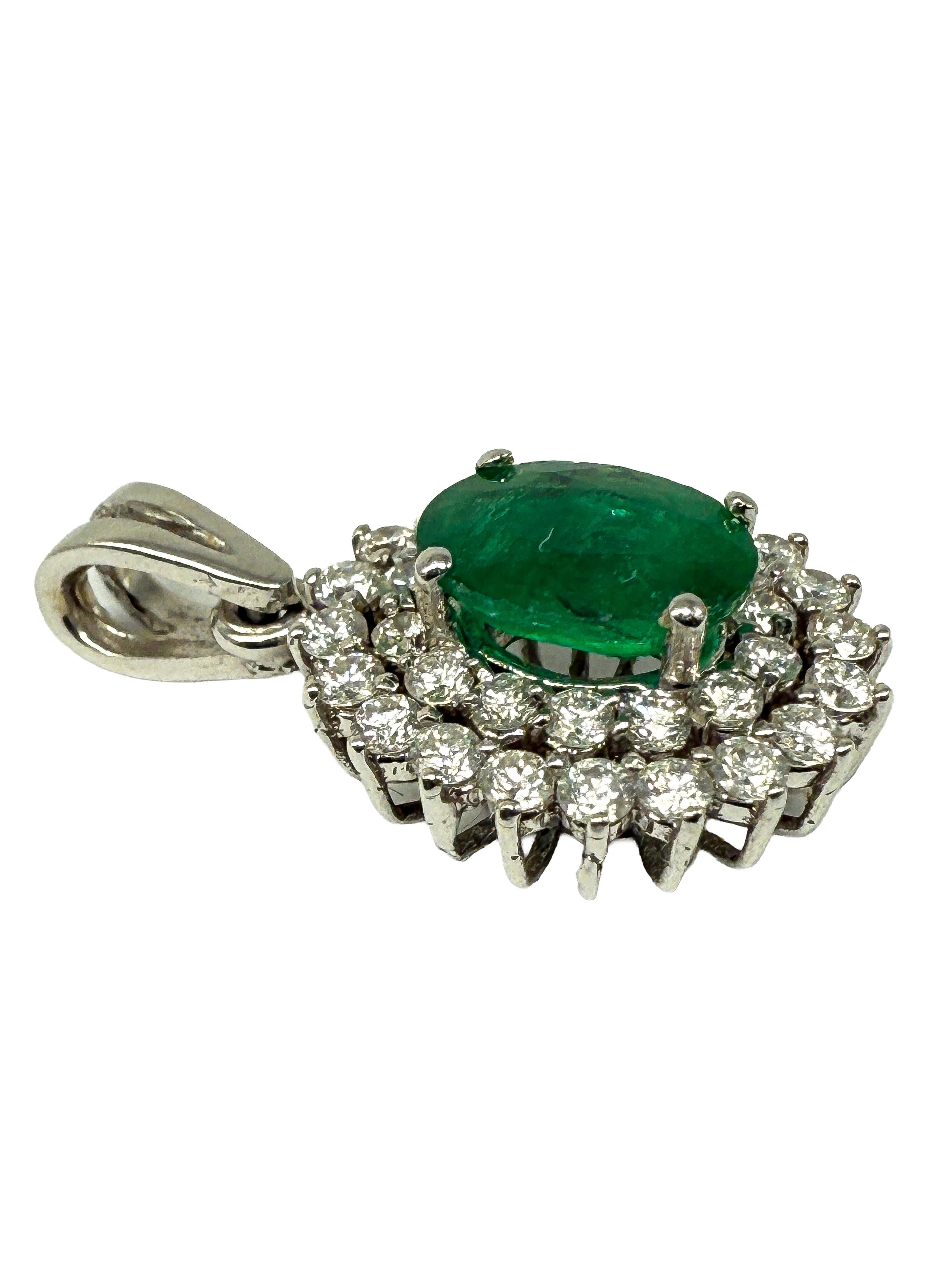 Moderne Pendentif et boucles d'oreilles en or blanc 18K avec émeraudes et diamants en vente