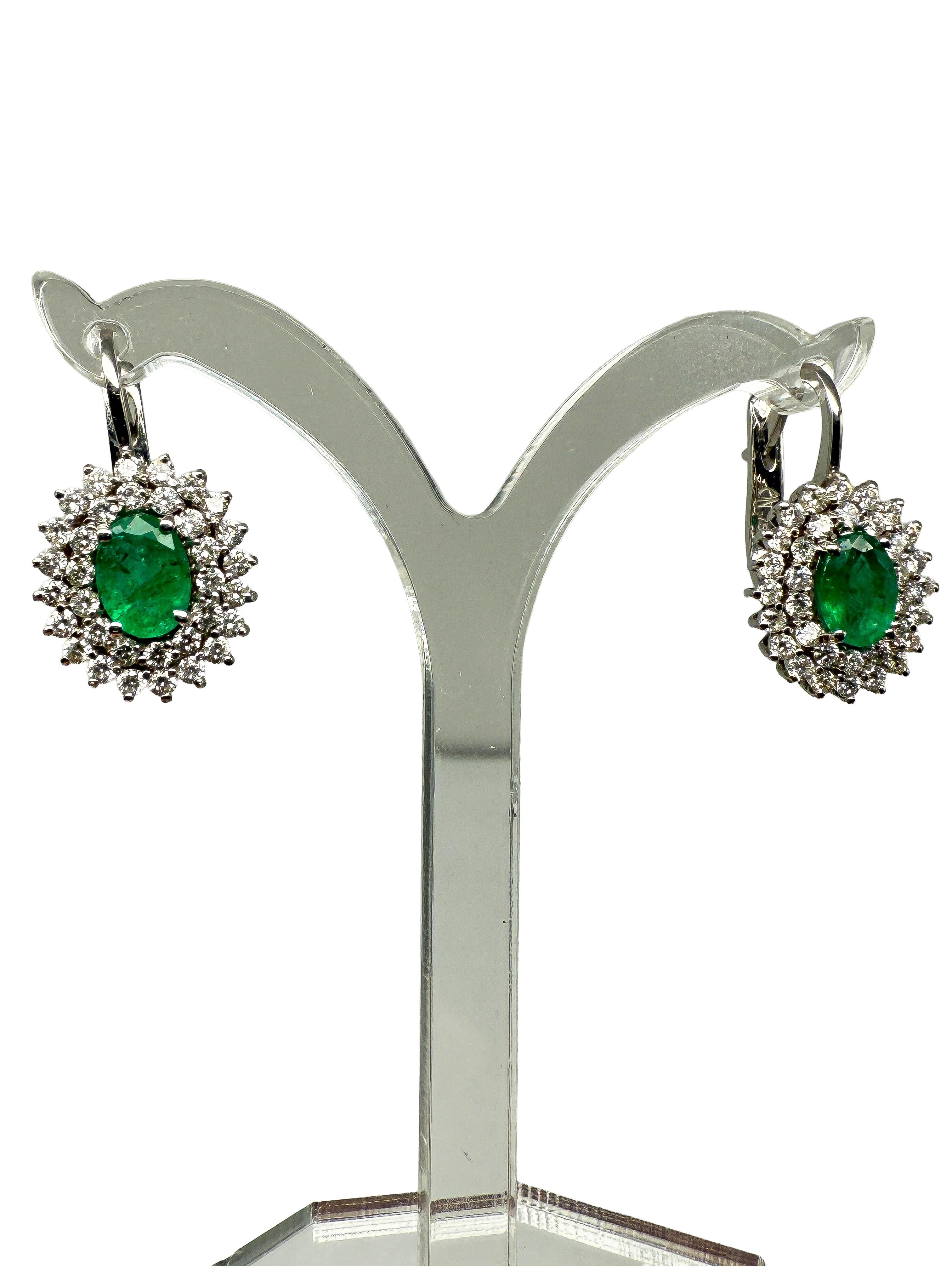 Taille ovale Pendentif et boucles d'oreilles en or blanc 18K avec émeraudes et diamants en vente