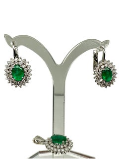 Pendentif et boucles d'oreilles en or blanc 18K avec émeraudes et diamants