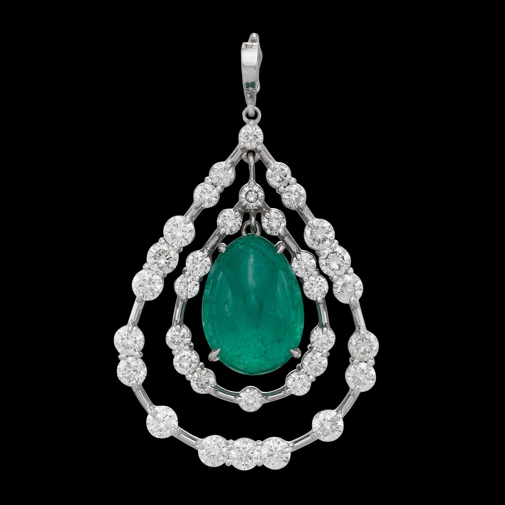Un ciondolo adorabile e glamour per un evento in cravatta nera! Questo pendente in oro bianco 18 carati a forma di goccia presenta un vibrante smeraldo cabochon di forma ovale blu-verde del peso di circa 8,00 carati, con due cornici concentriche