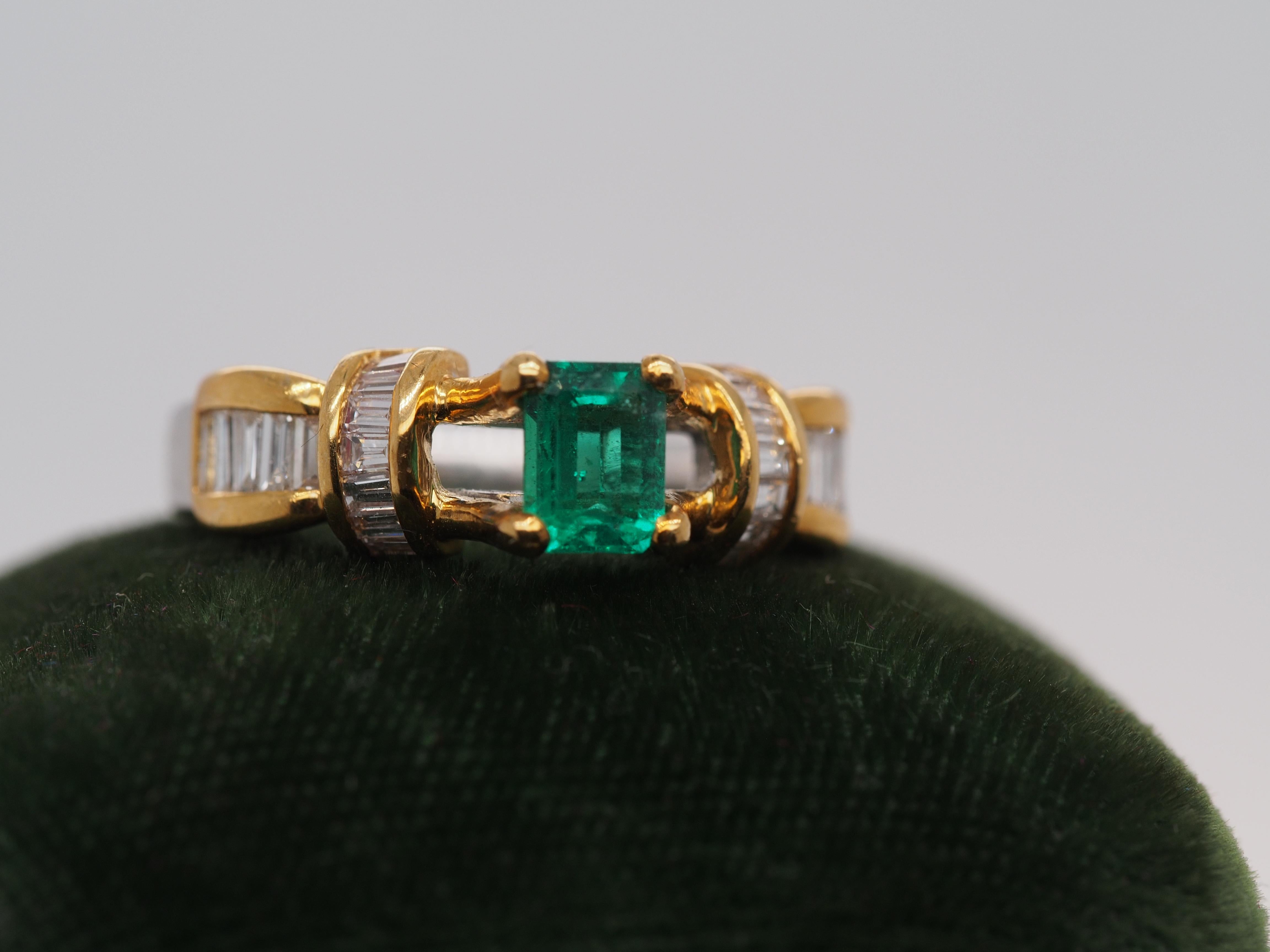 Contemporary 18k White Gold Emerald and Diamond Ring For Sale