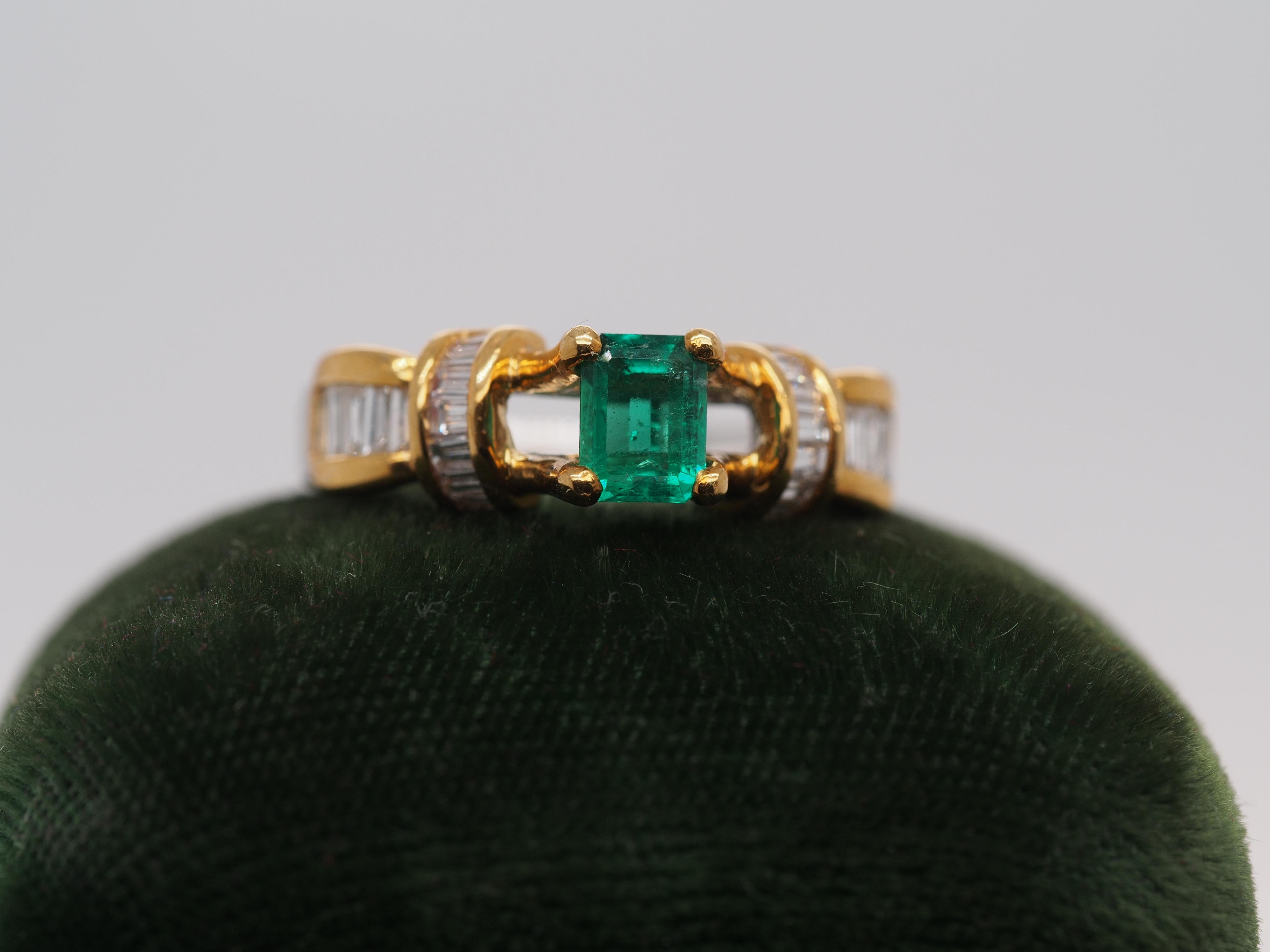 18k White Gold Emerald and Diamond Ring In Good Condition For Sale In Atlanta, GA