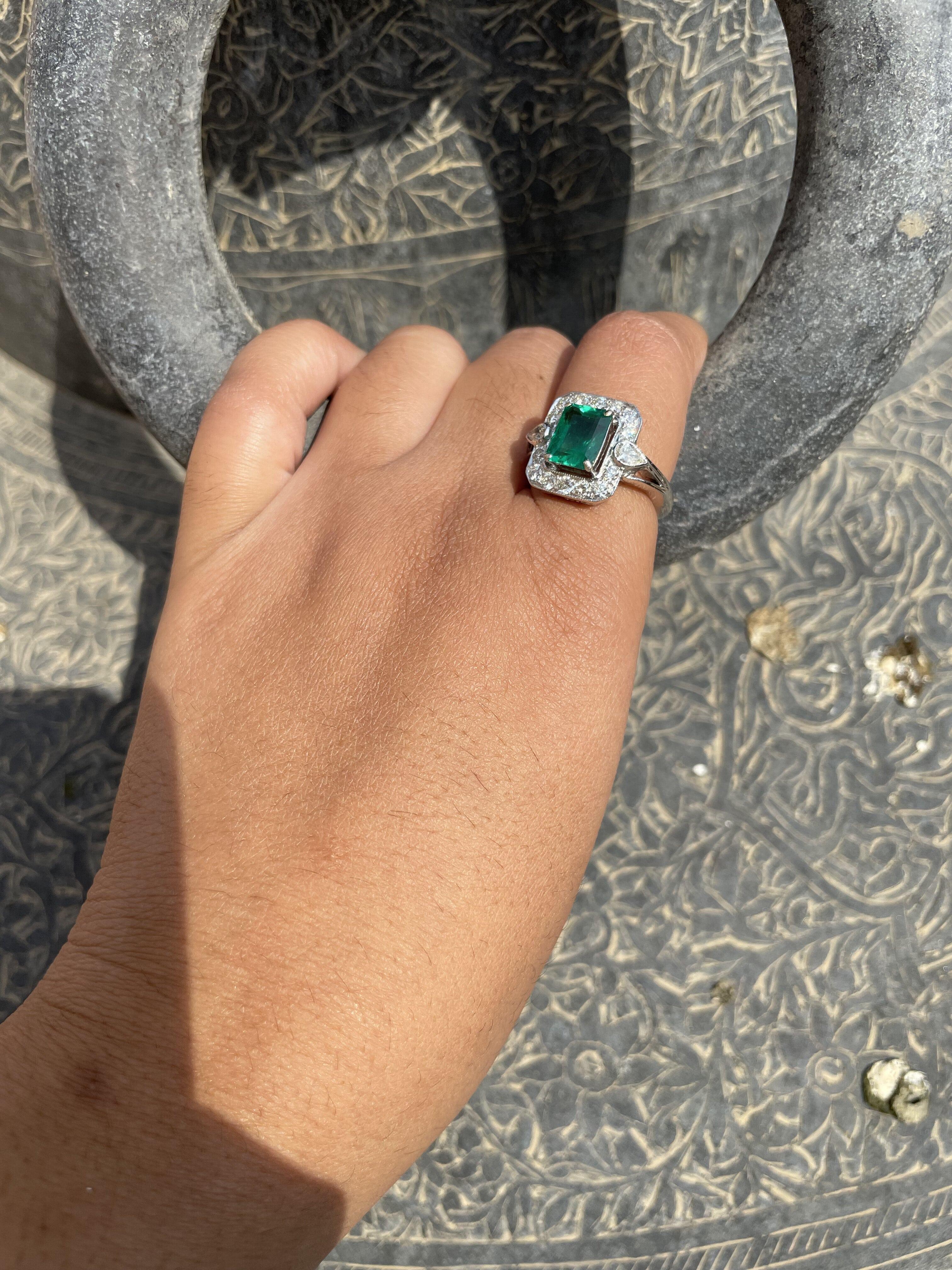 For Sale:  Exquisite 18kt Solid White Gold Emerald And Diamond Ring 3