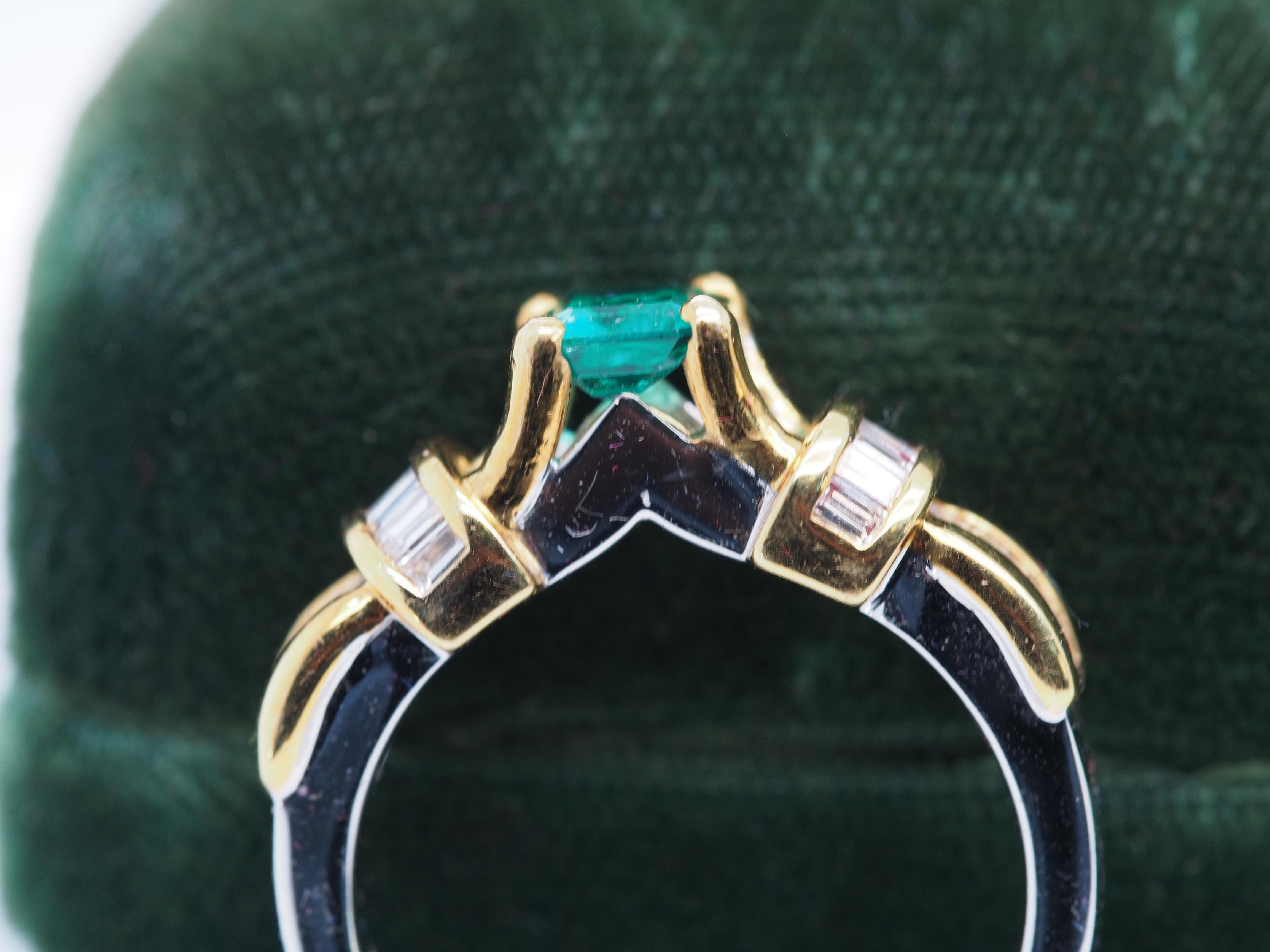 18k White Gold Emerald and Diamond Ring For Sale 3