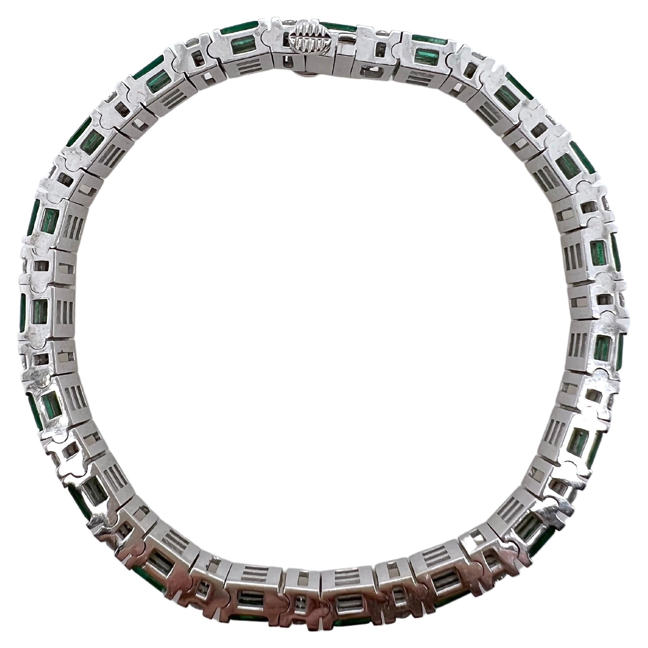 Ce magnifique bracelet tennis est composé de 3 diamants ronds canalisés avec 3 baguettes d'émeraude serties en canal.  Le bracelet symétrique est réalisé dans une monture en or blanc 18 carats dont le poids est important.  Le bracelet peut être