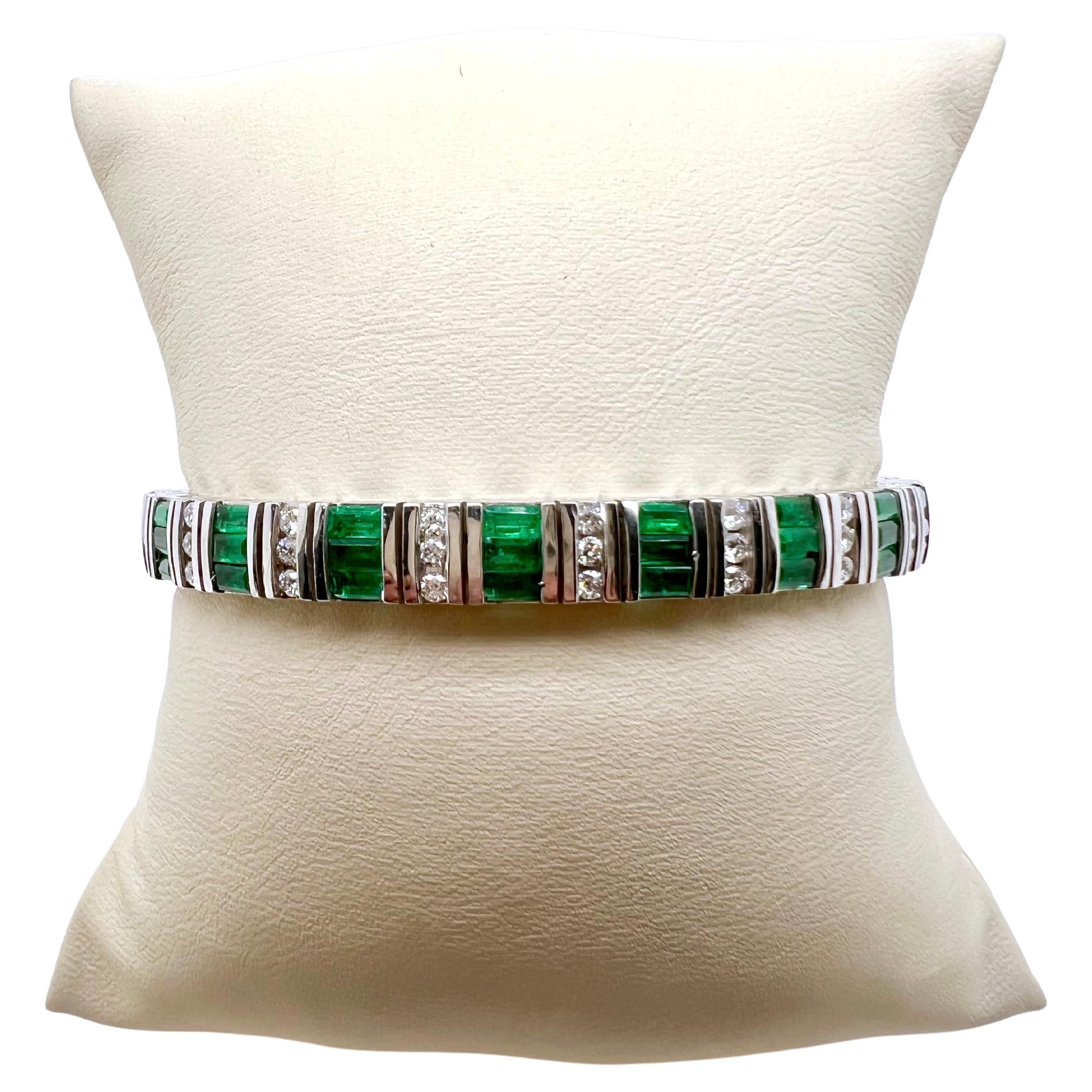 Contemporary 18k White Gold Emerald and Diamond Tennis Bracelet For Sale