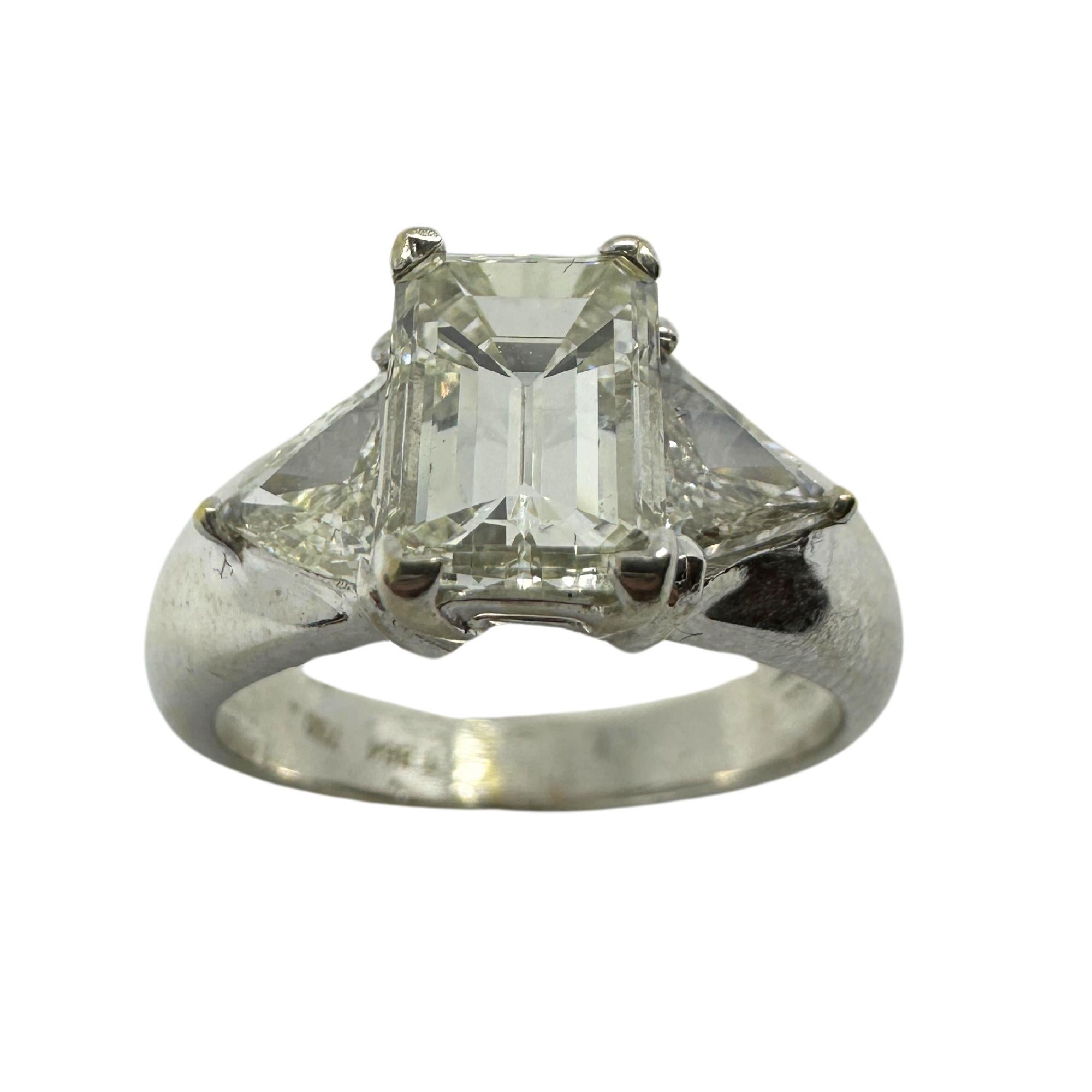 Anello a tre pietre con smeraldo e diamante taglio trilione in oro bianco 18 carati
Condit: In buone condizioni, con qualche lieve usura superficiale dovuta all'età.
Misura anello: 6.5
Marcature: 