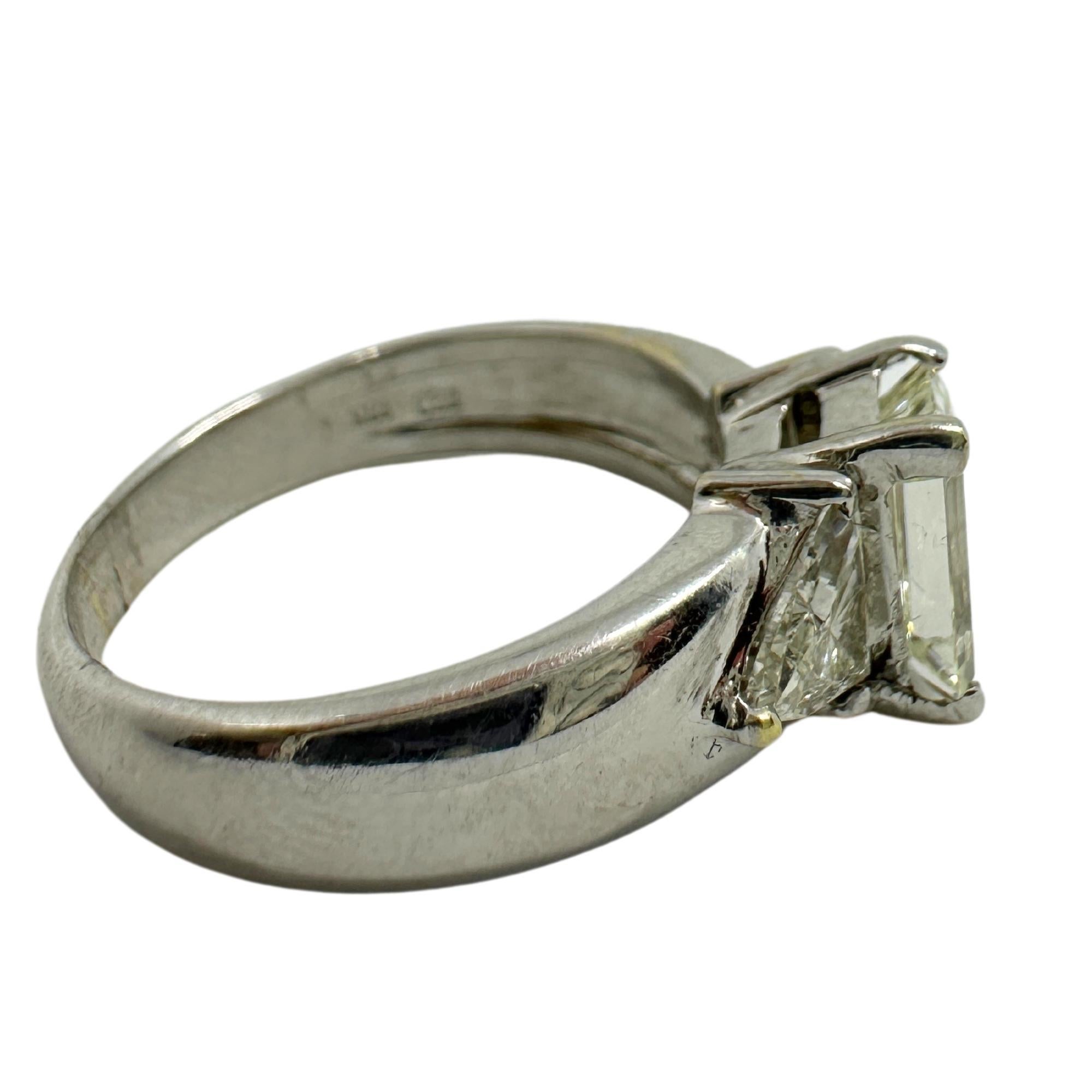 Anello a tre pietre con smeraldo e diamante taglio trilione in oro bianco 18 carati In condizioni buone in vendita a New York, NY