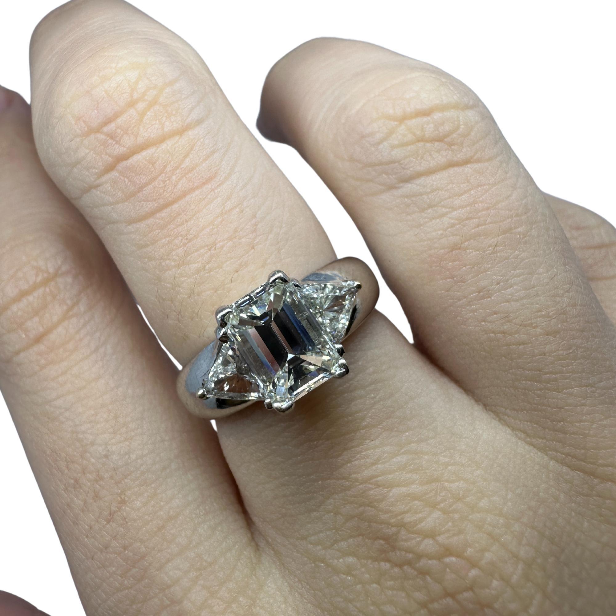 Anello a tre pietre con smeraldo e diamante taglio trilione in oro bianco 18 carati in vendita 1