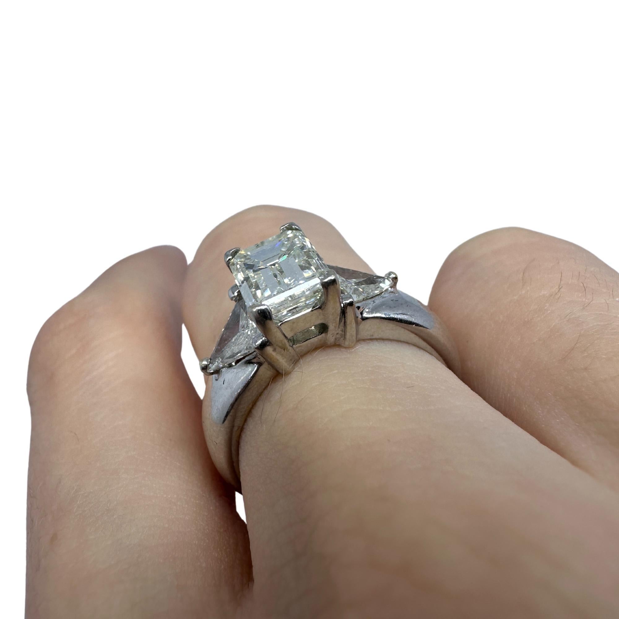 Anello a tre pietre con smeraldo e diamante taglio trilione in oro bianco 18 carati in vendita 2