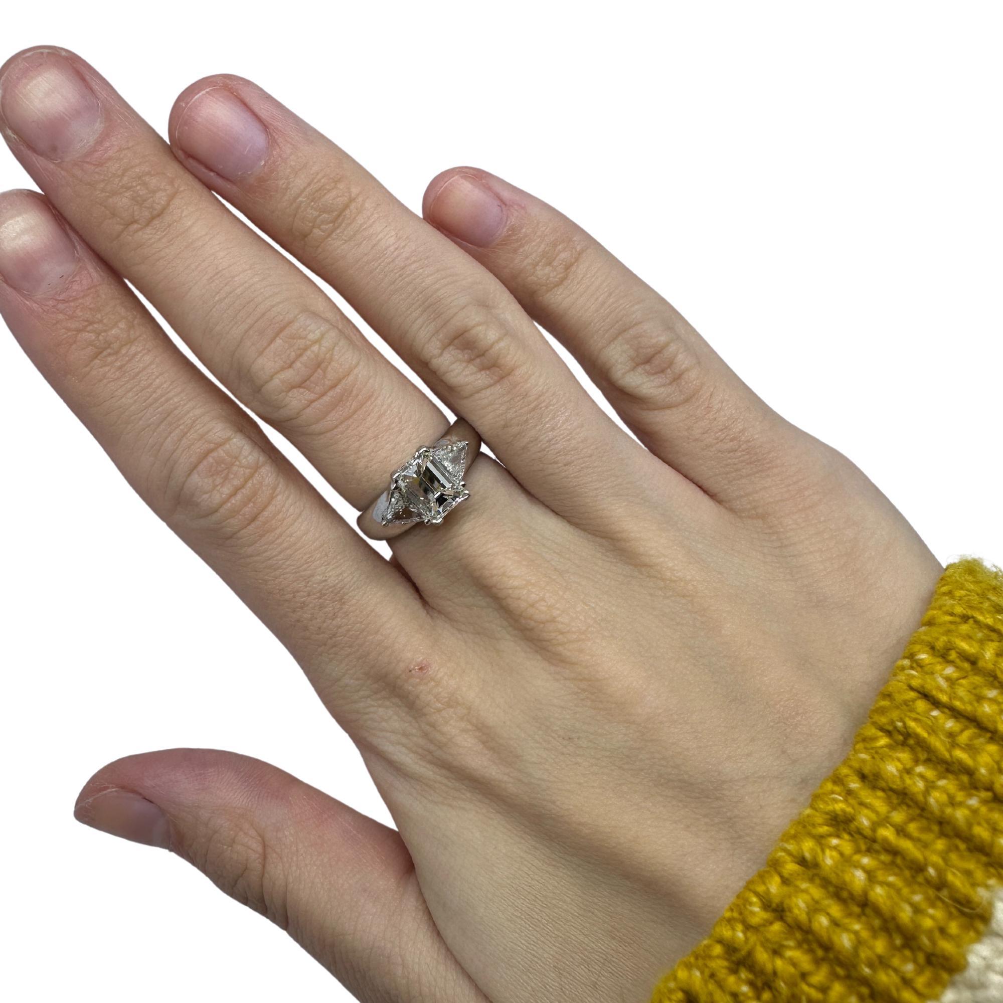 Anello a tre pietre con smeraldo e diamante taglio trilione in oro bianco 18 carati in vendita 3