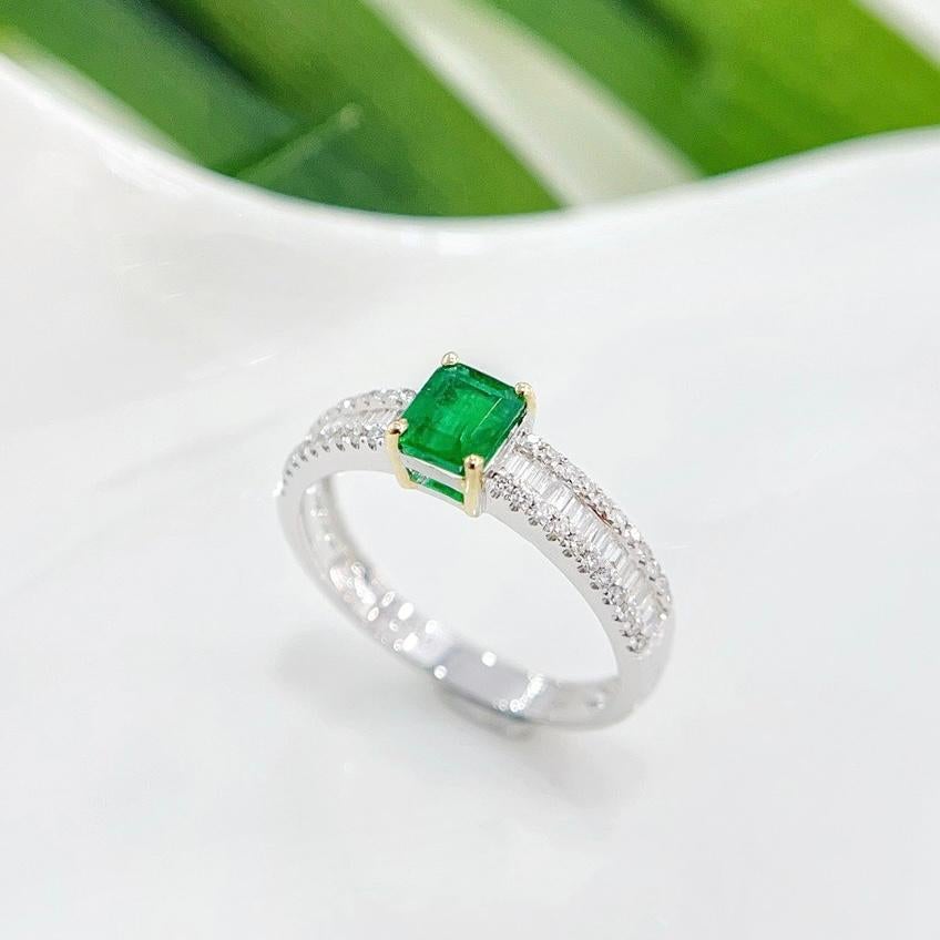 18K White Gold Emerald & Baguette Diamond Ring

1 Emerald - 0.50 CT
Baguette Diamonds - 0.26 CT

Total Weight - 2.10 GM